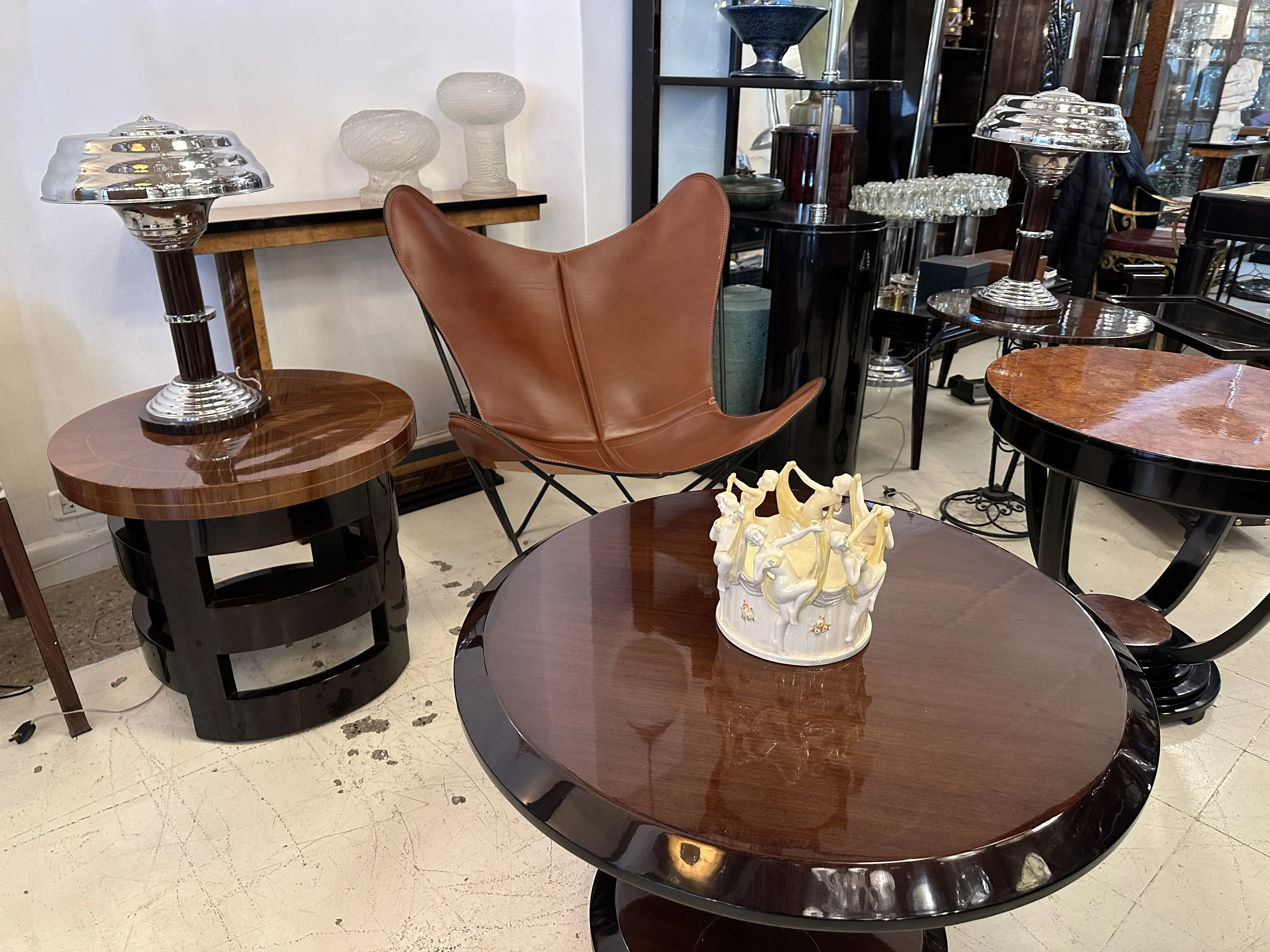 Oggetto decorativo in ceramica antica in un ambiente moderno.