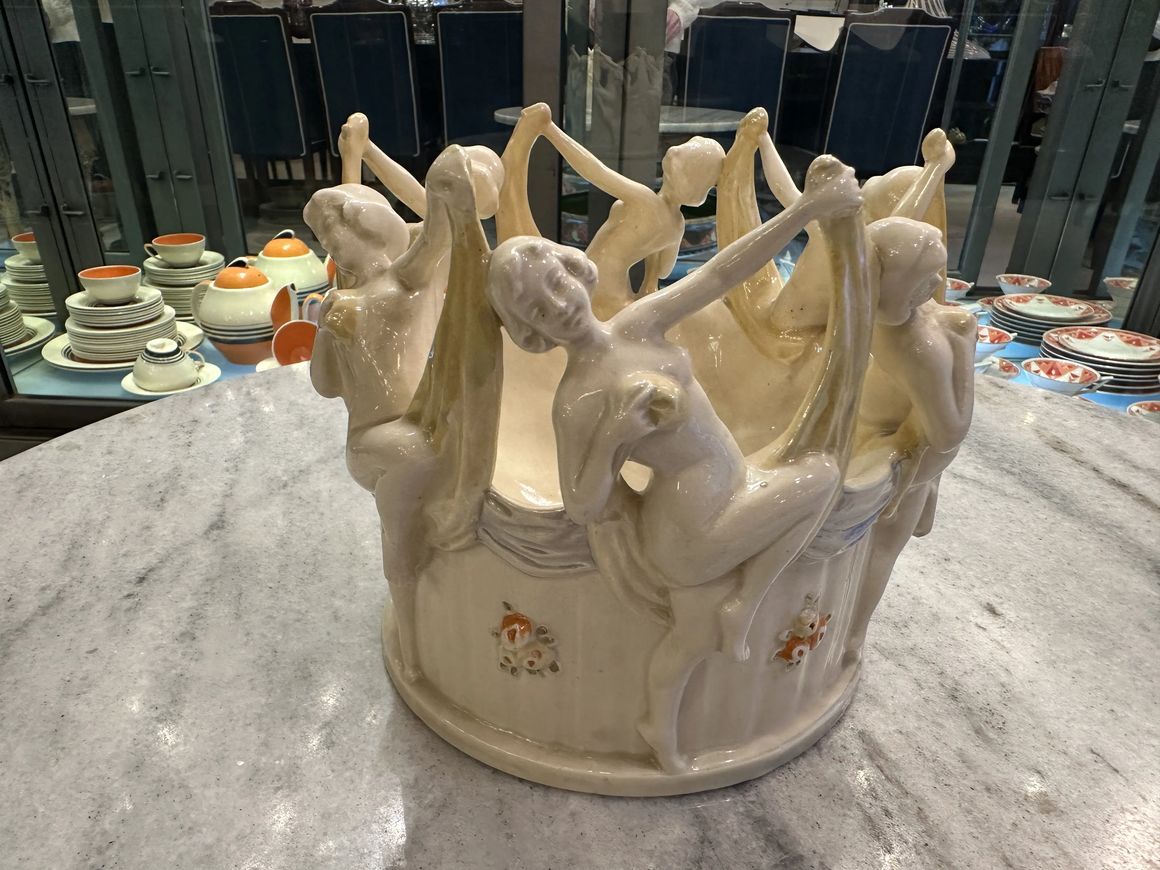 Elegante cerámica antigua con figuras humanas en un entorno moderno.
