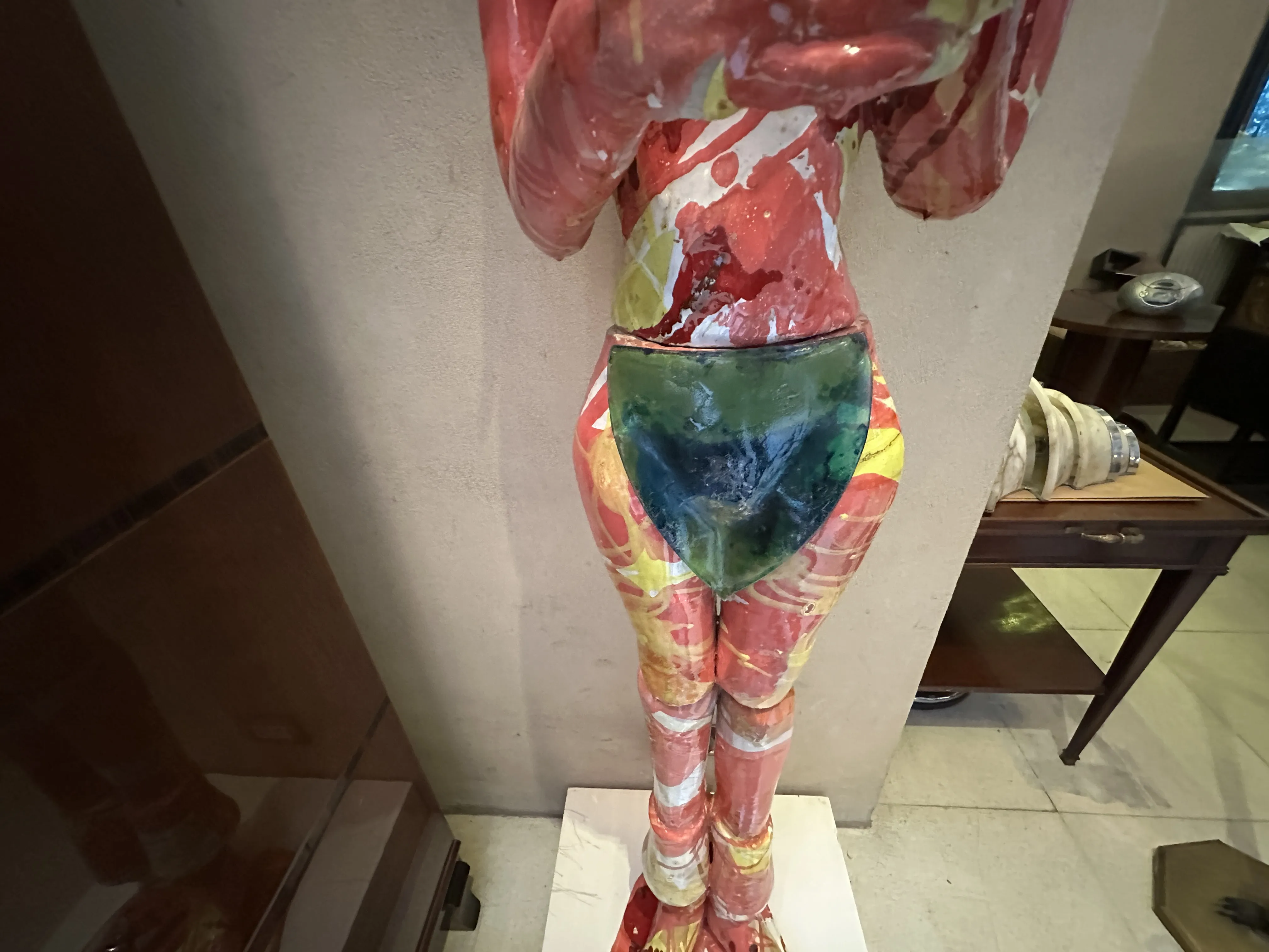 Antike Keramikfigur mit lebhaften dekorativen Farben in einem eleganten Ambiente.