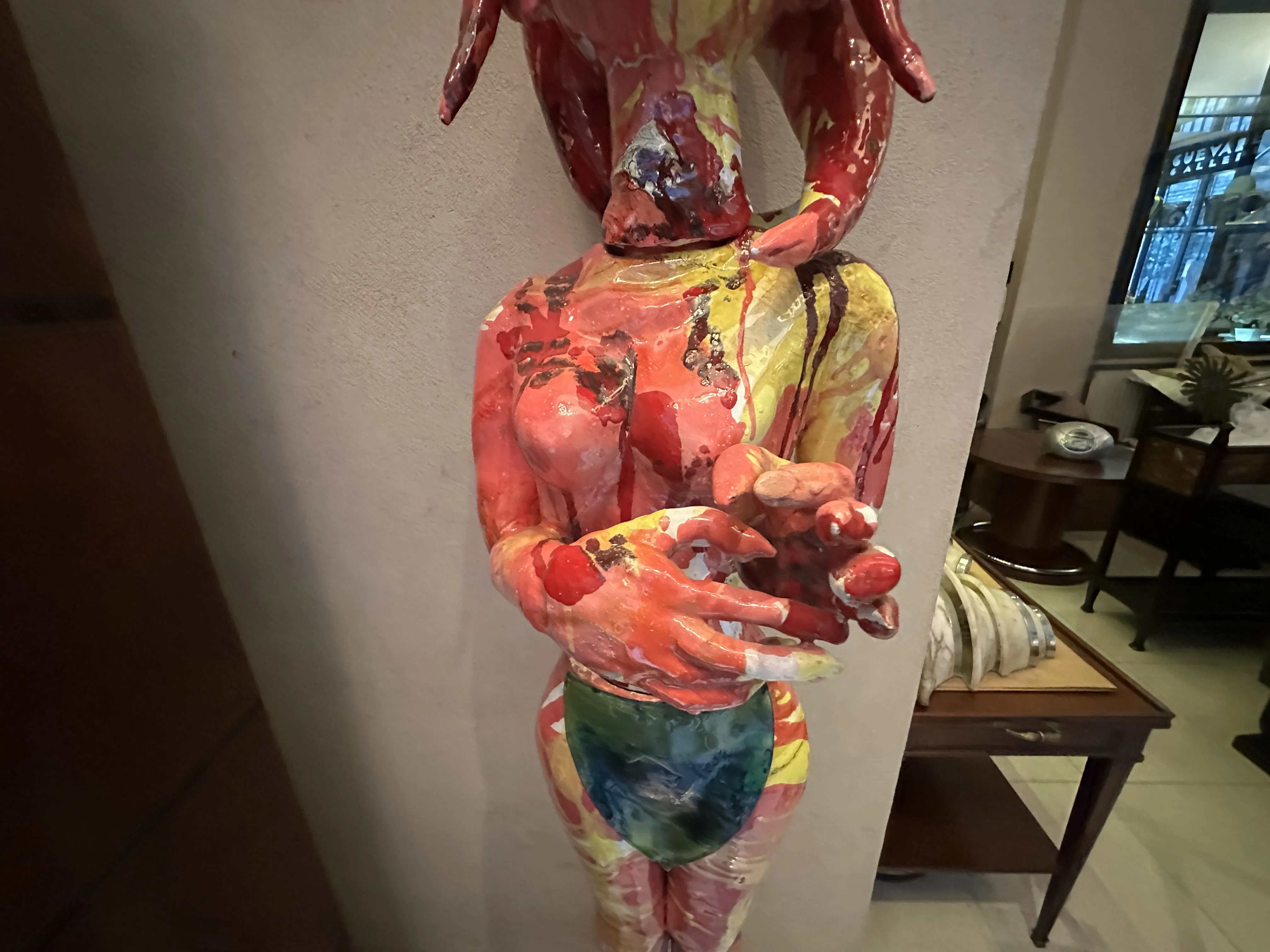 escultura de cerâmica antiga em cores brilhantes com detalhes