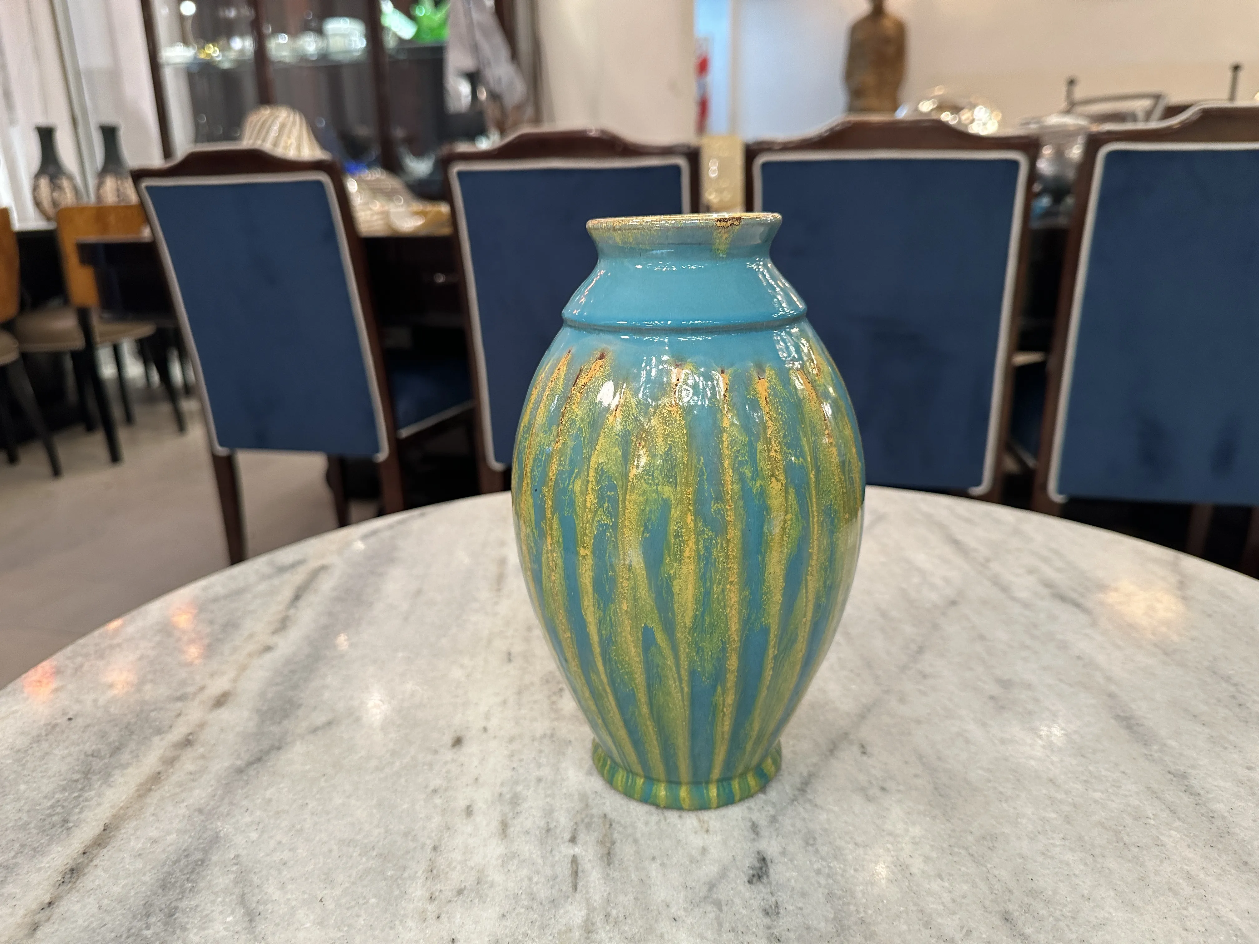 Vaso in ceramica antica blu e verde in un ambiente elegante