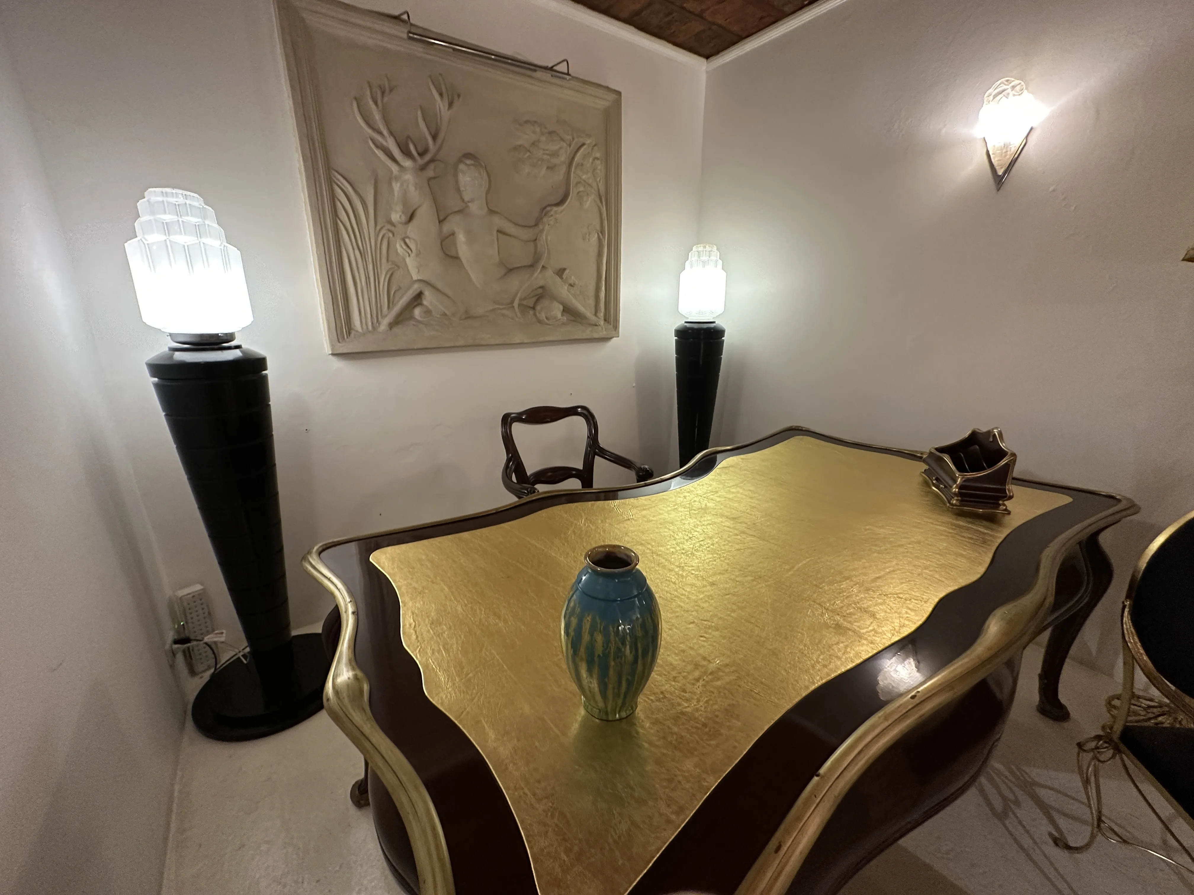 Vaso decorativo in ceramica antica su un tavolo elegante.