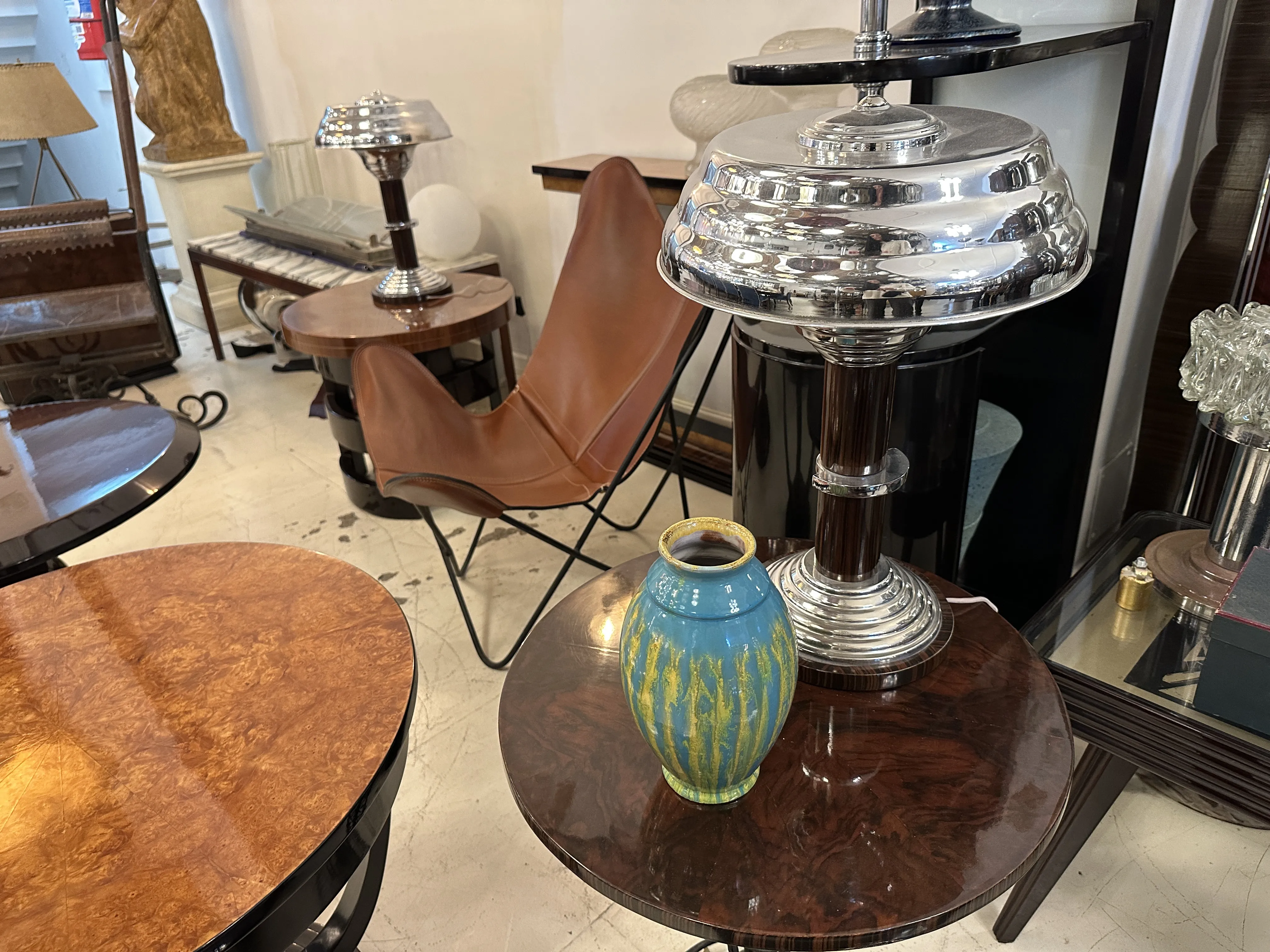 고대의 파란색과 노란색 장식용 도자기가 고전적인 환경에 있습니다.