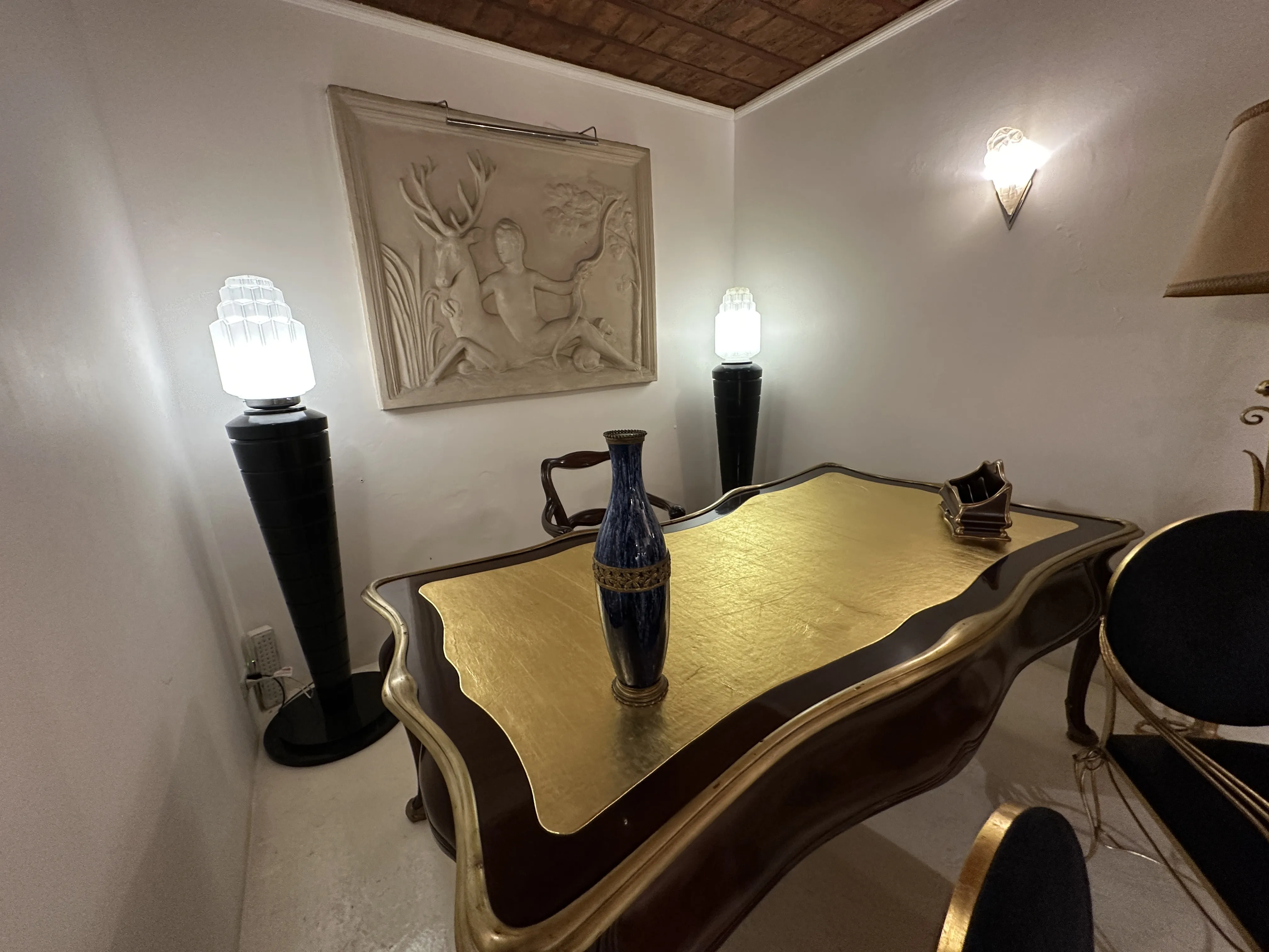 vase di ceramica blu su tavolo con decorazioni antiche