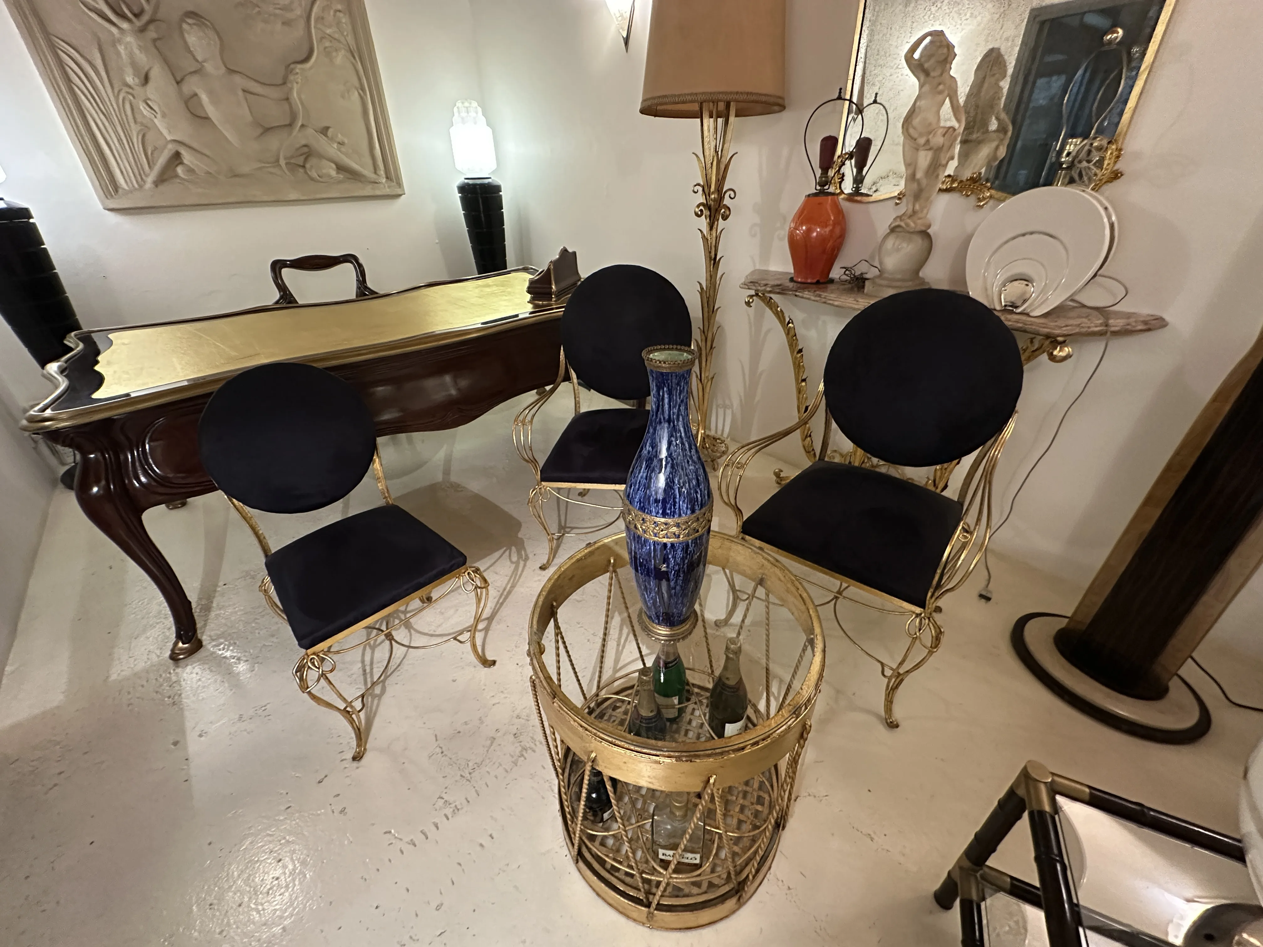 Cerâmica antiga de Boch frères em um ambiente elegante