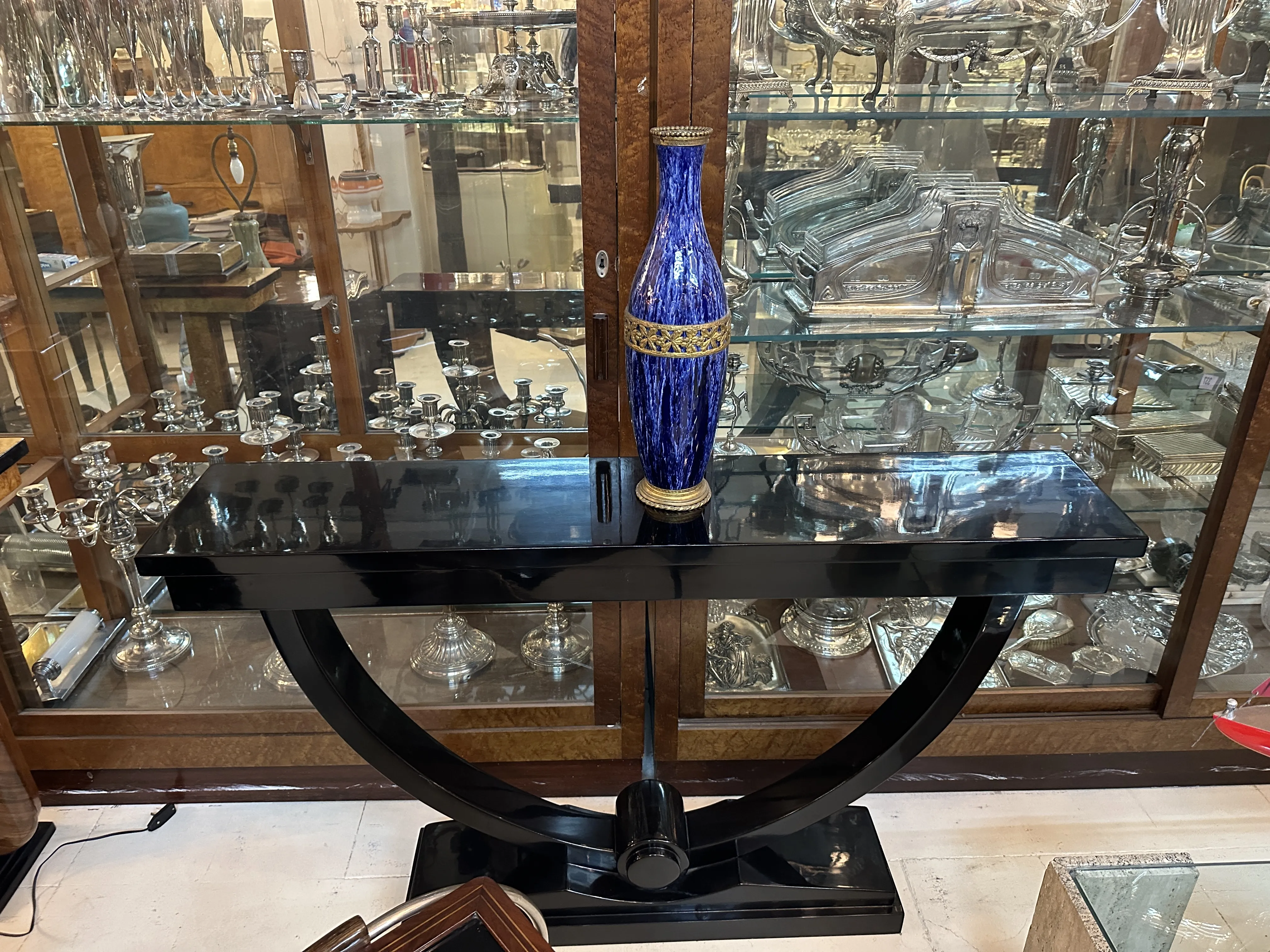 Antigua cerámica Boch frères keramis en exhibición, con decoraciones en azul.