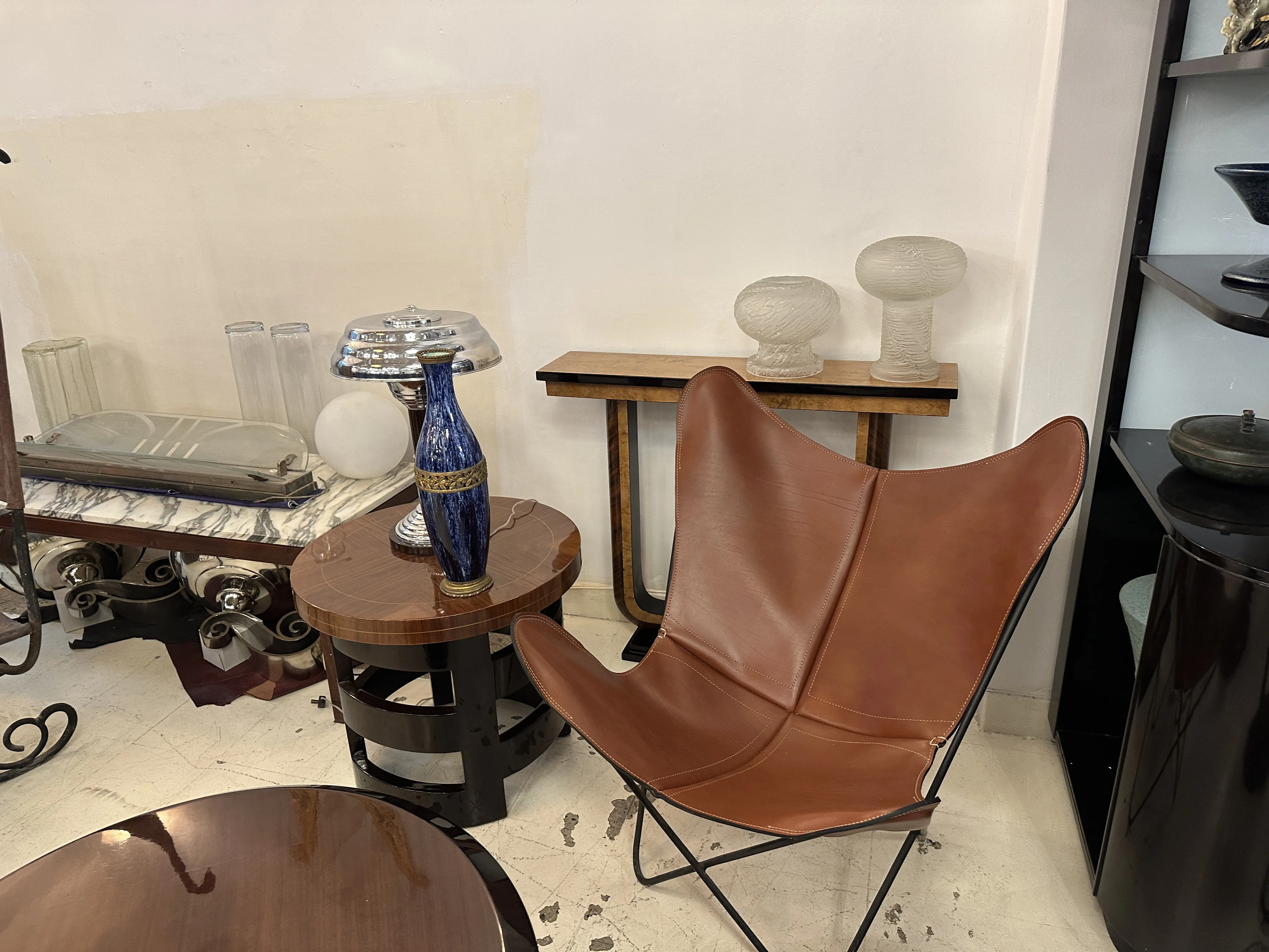 Cerâmica antiga Boch frères Keramis decorativa em azul e dourado.