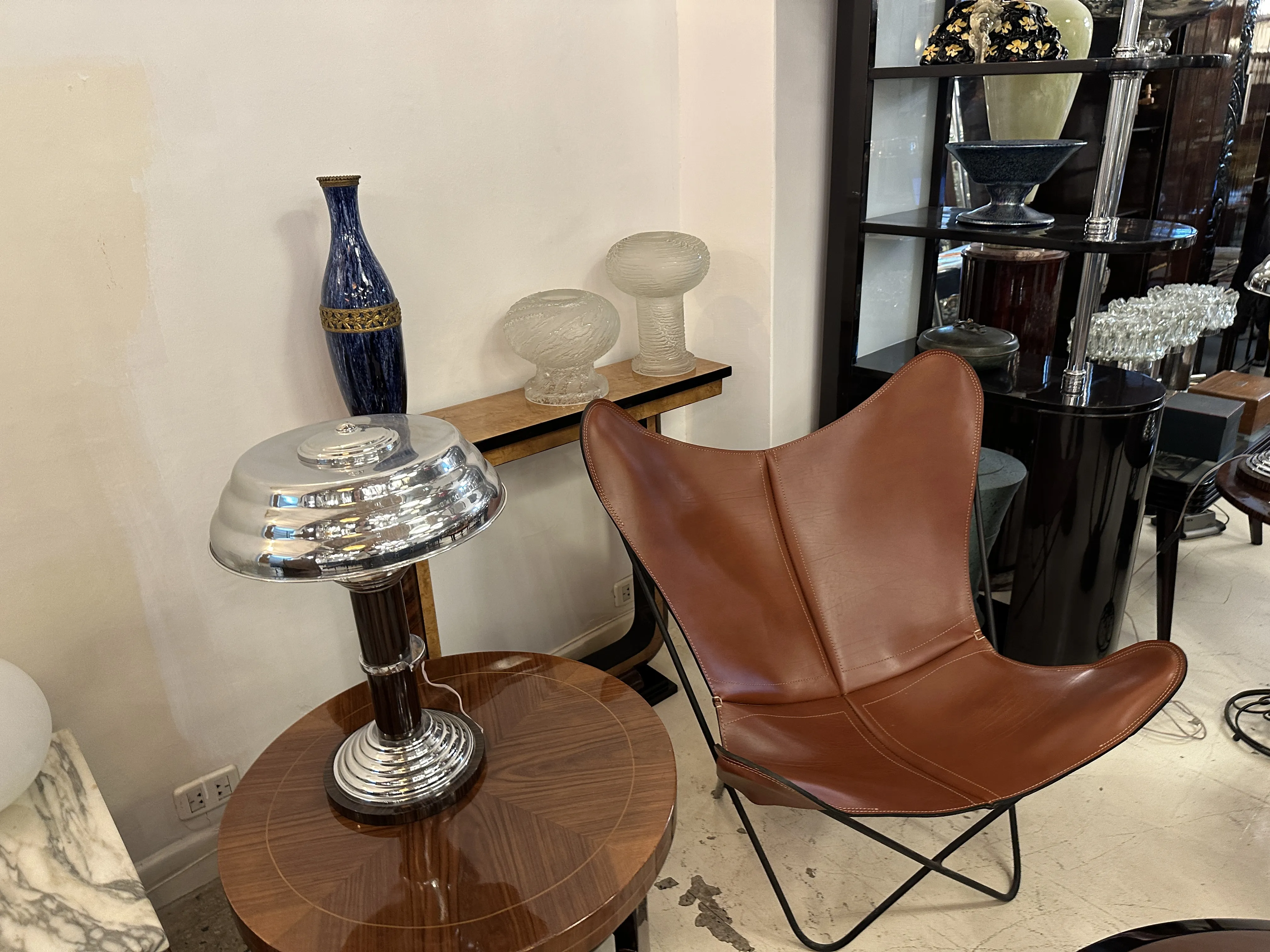 Oggetto decorativo in ceramica antica nella stanza