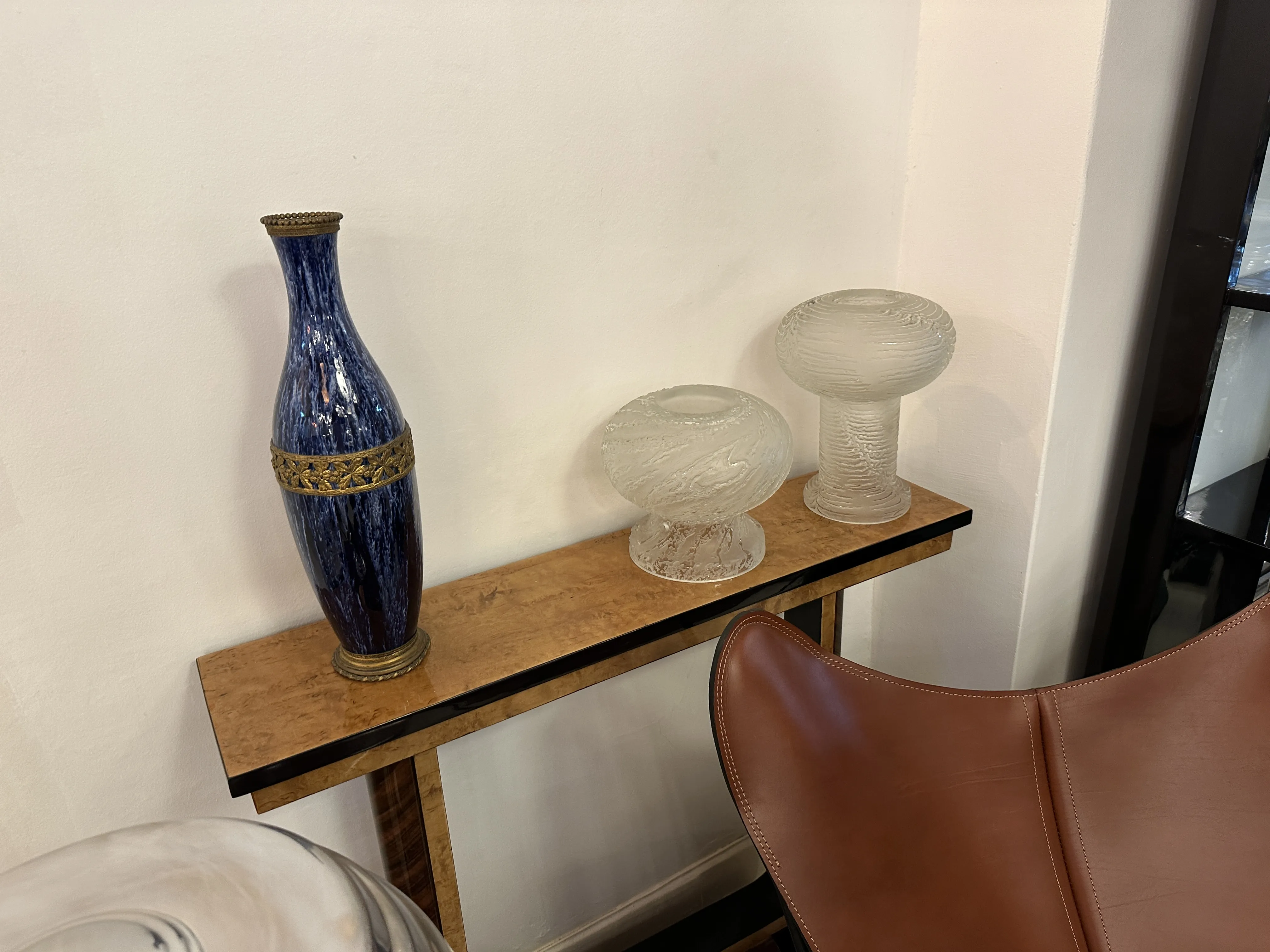 vaso de cerâmica antiga com detalhes dourados