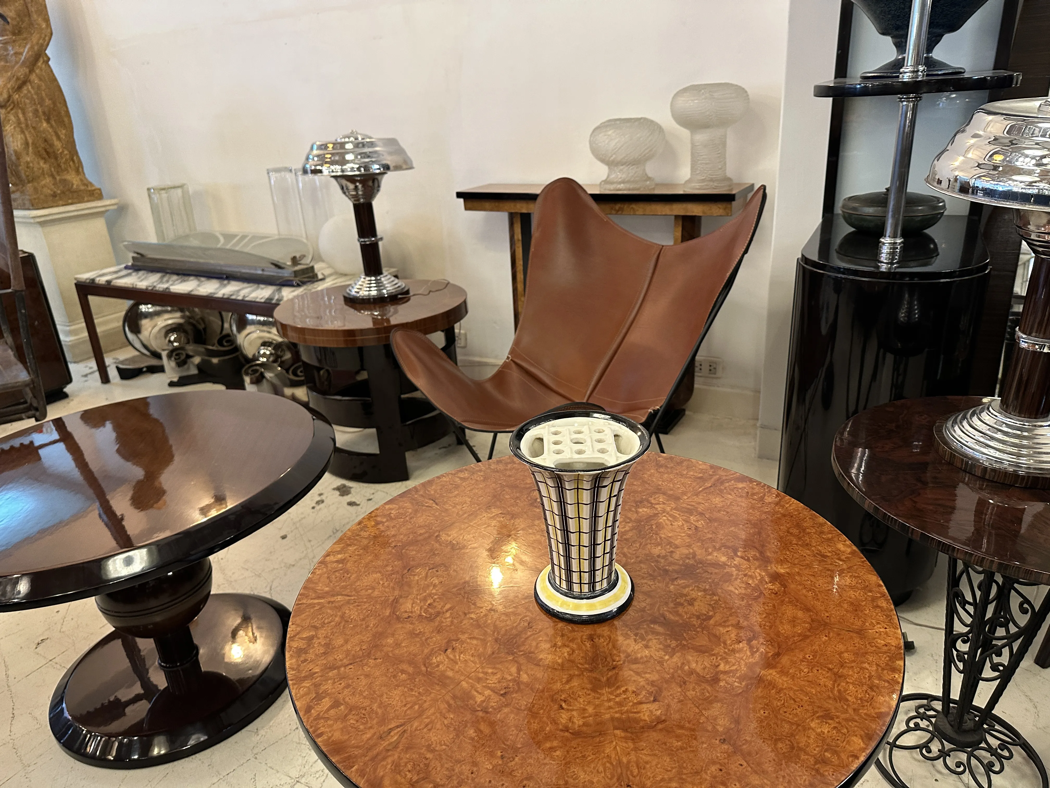 Vasi e decorazioni in ceramica antica in un ambiente elegante