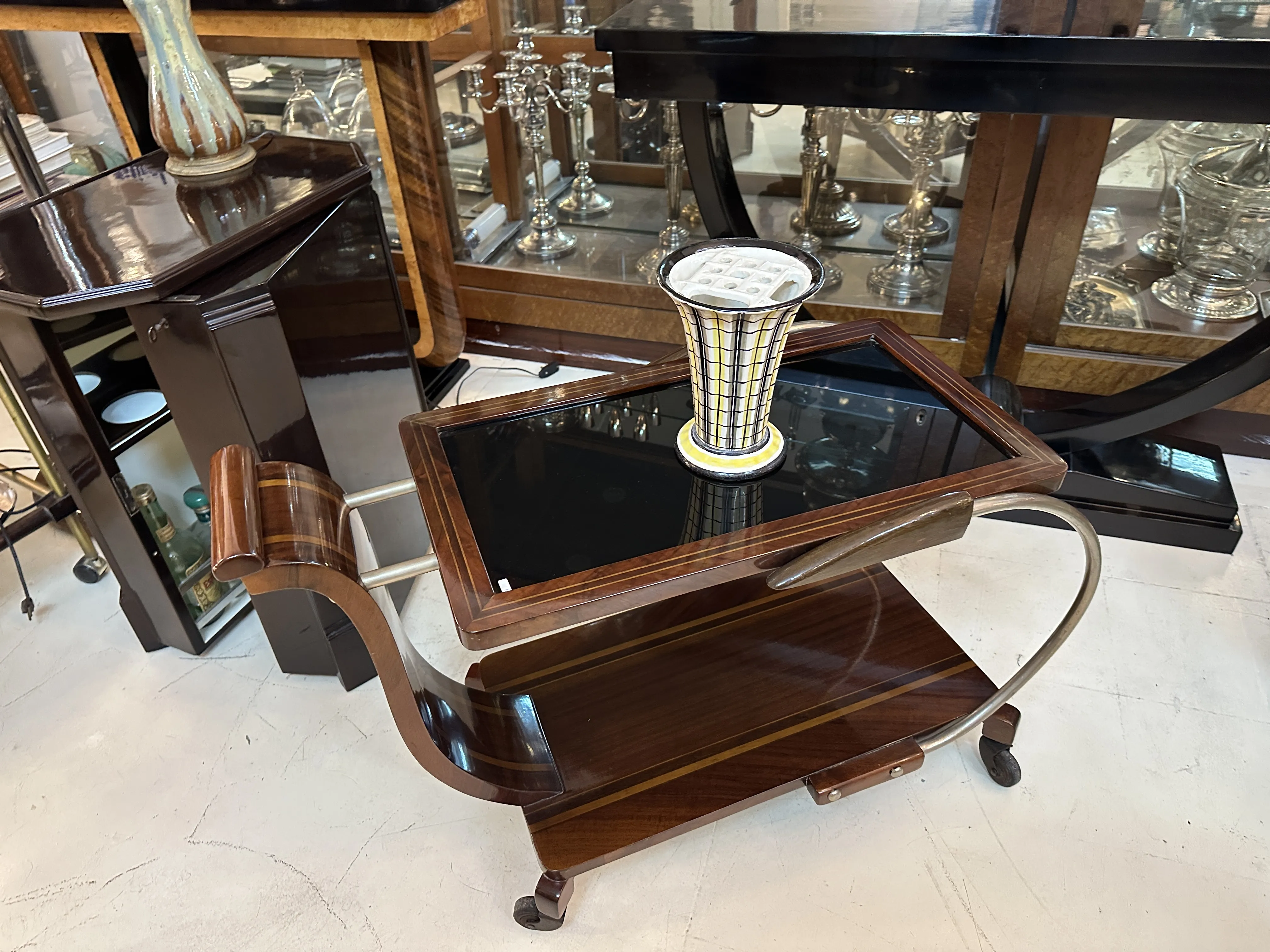 古董陶瓷花瓶在桌子上