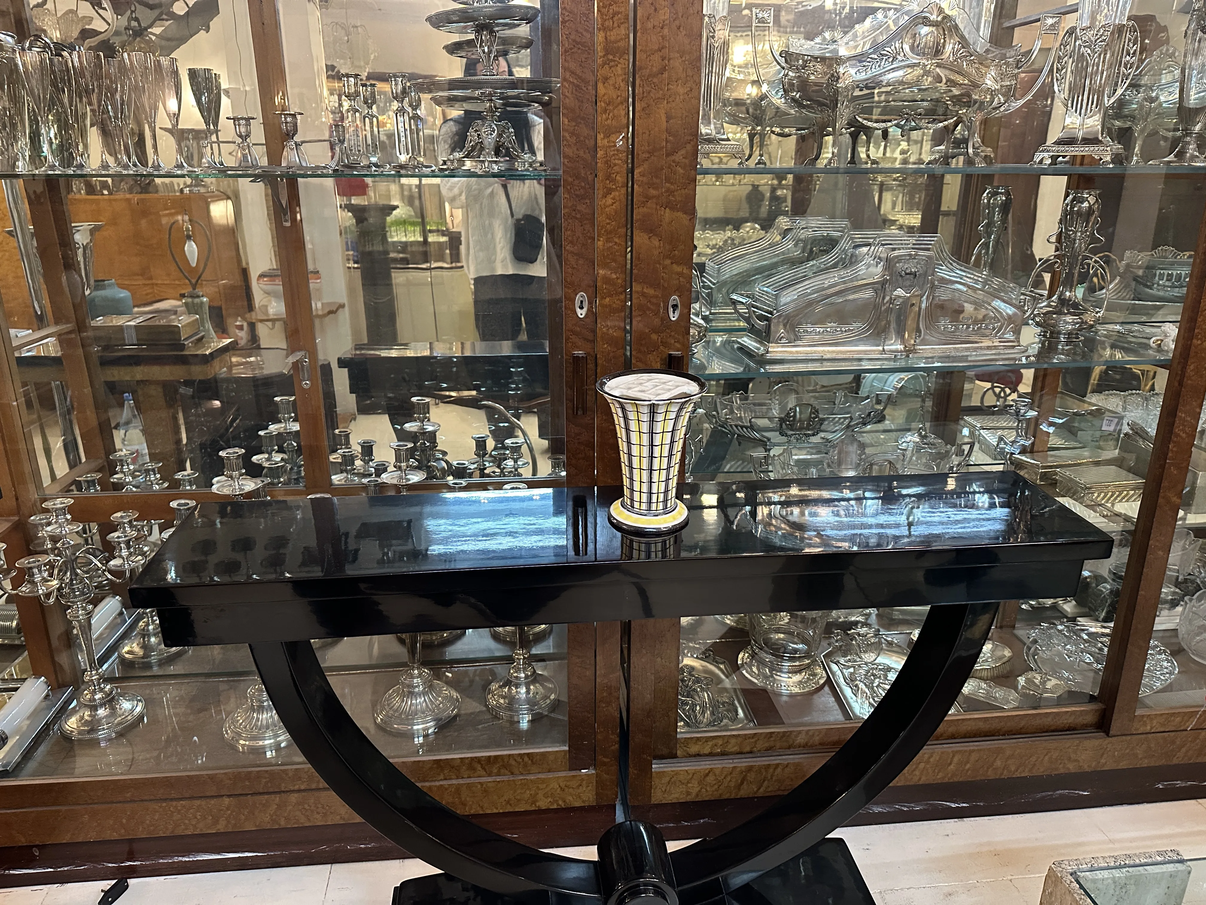 Antigüedades de cerámica decorativa en una vitrina de madera