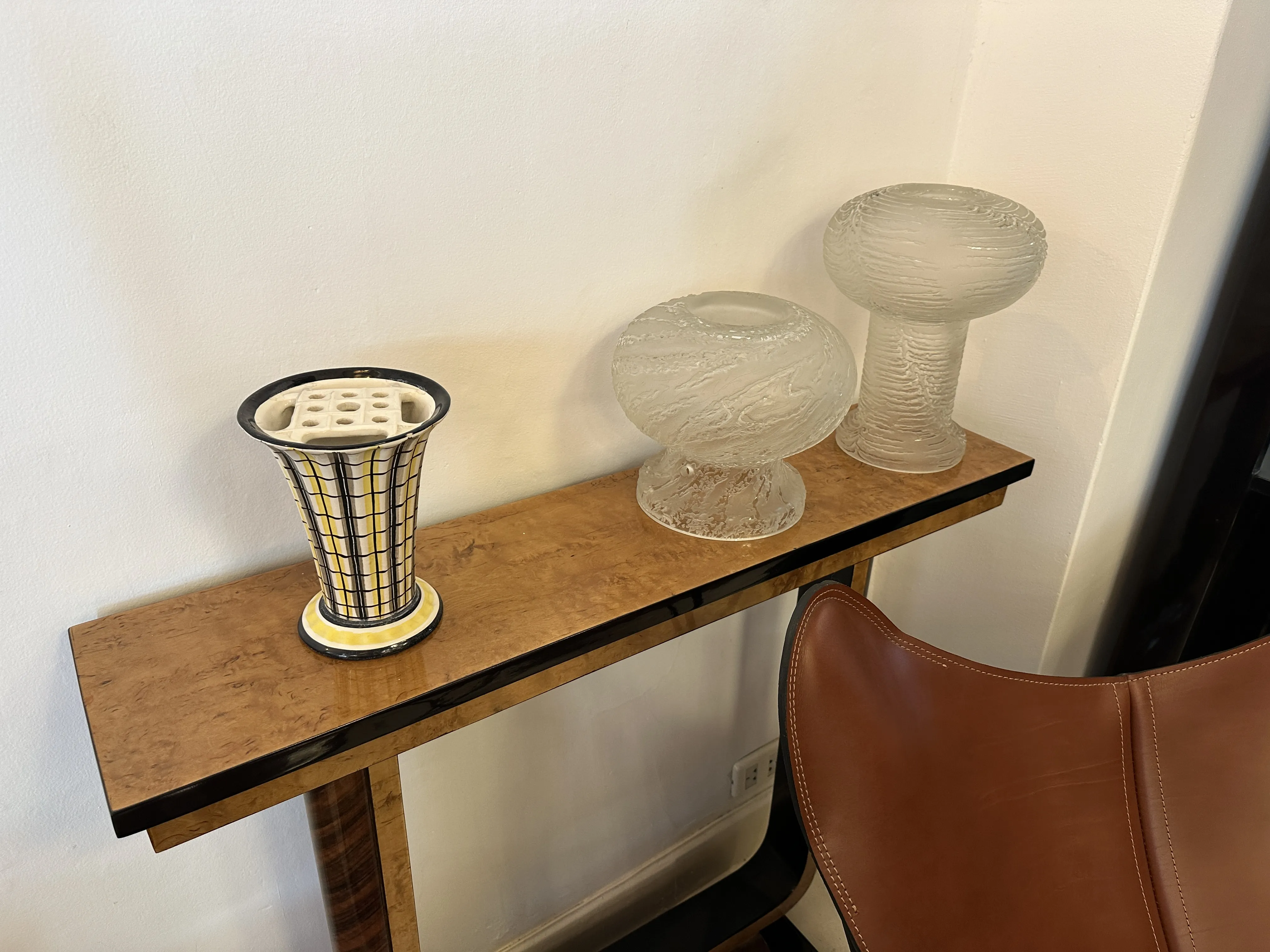 Vaso de cerâmica antiga decorativa com design distinto
