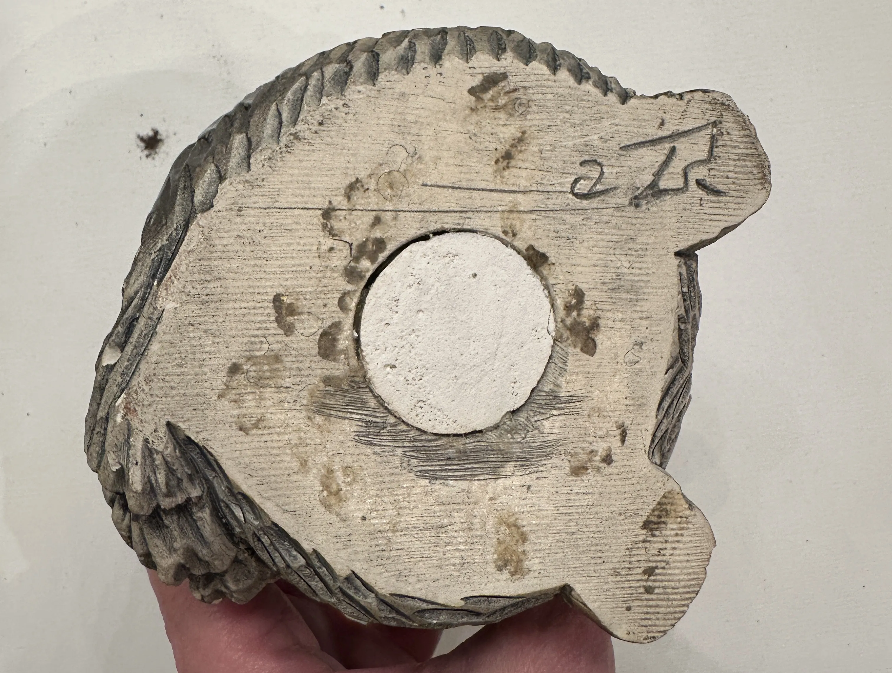 detalle de una cerámica antigua con superficie texturizada