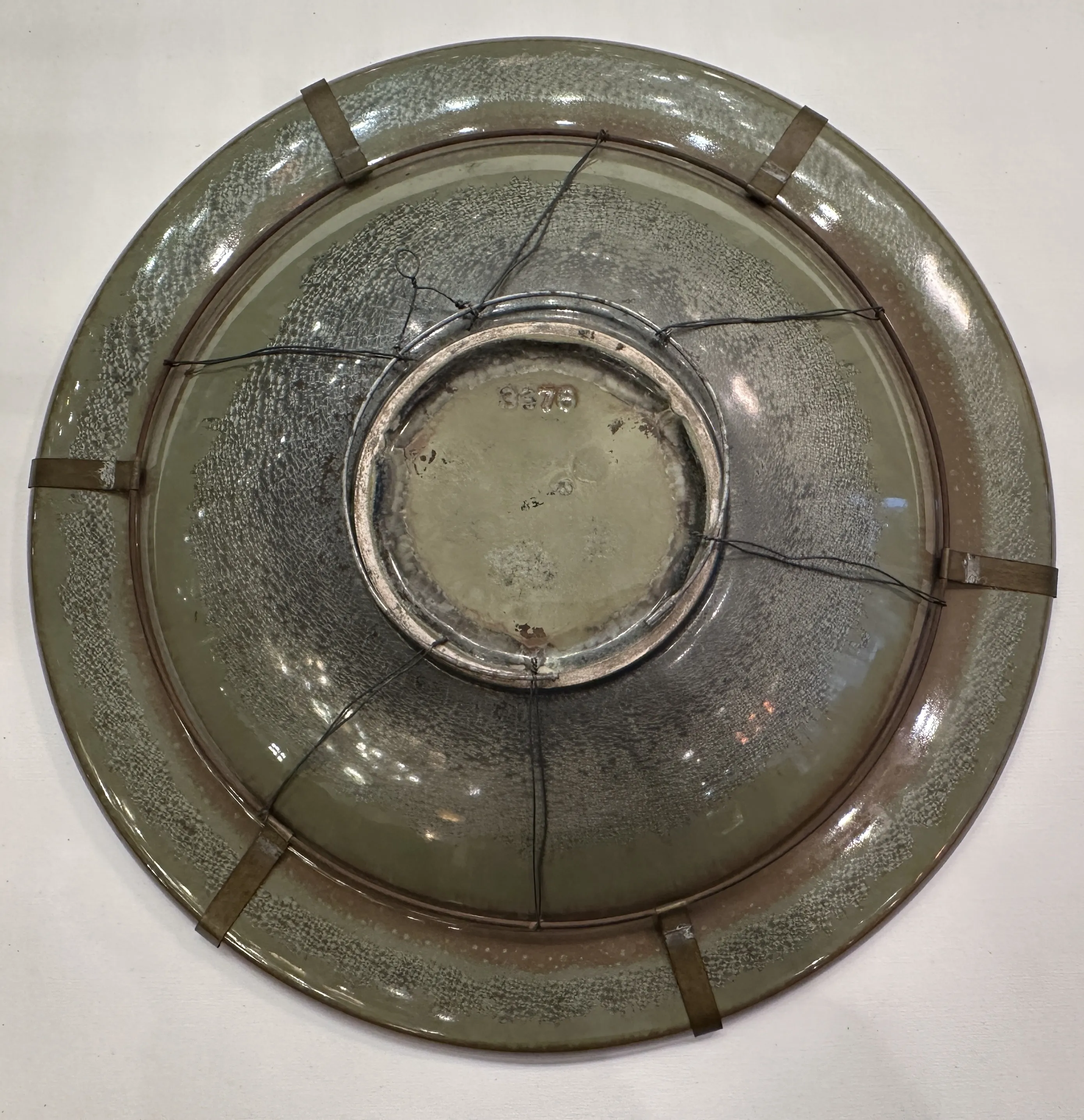 Piatto di ceramica antica con dettagli smaltati e filo