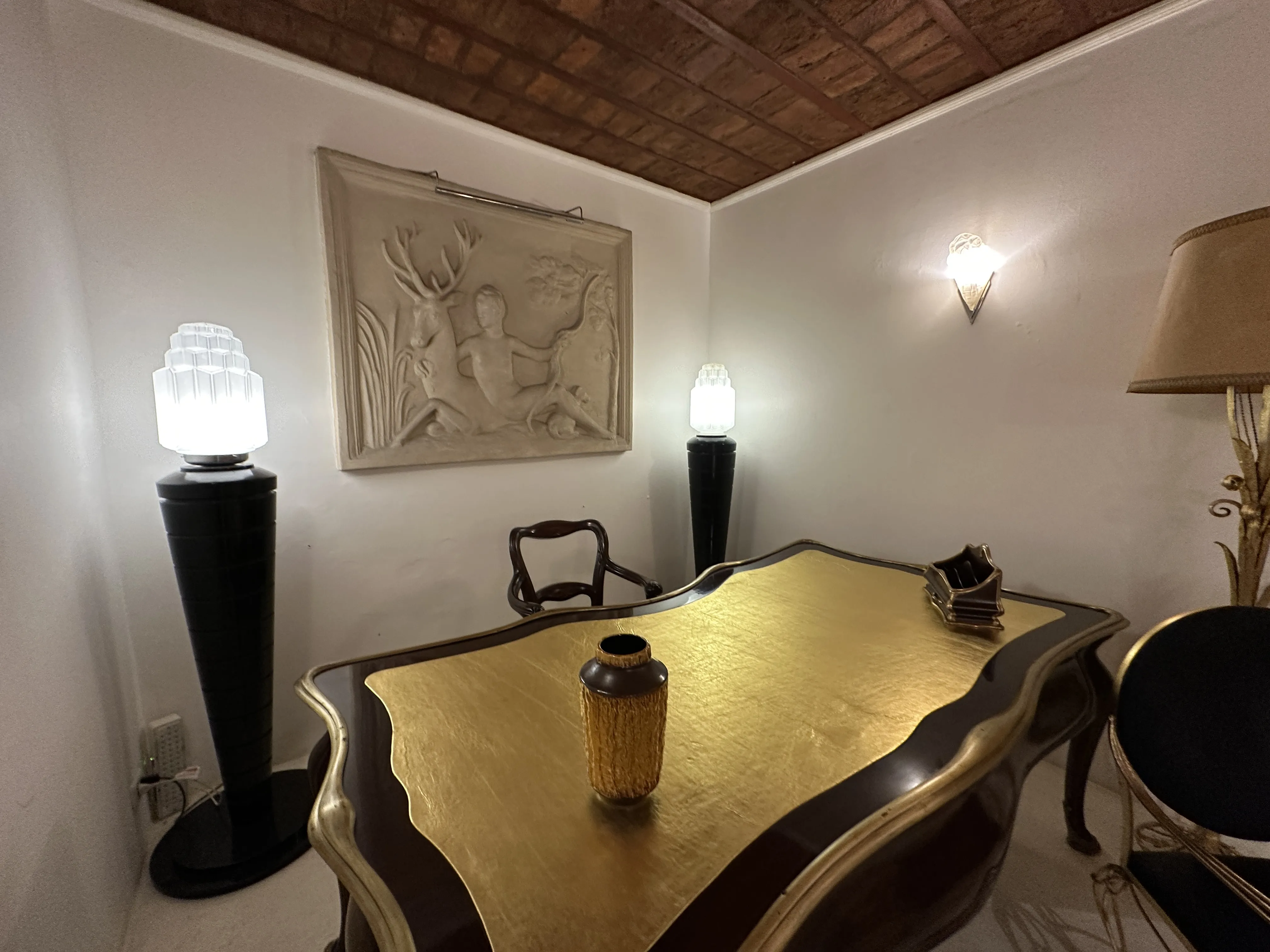 Antigüedades cerámicas decorativas en un ambiente elegante, con lámparas.