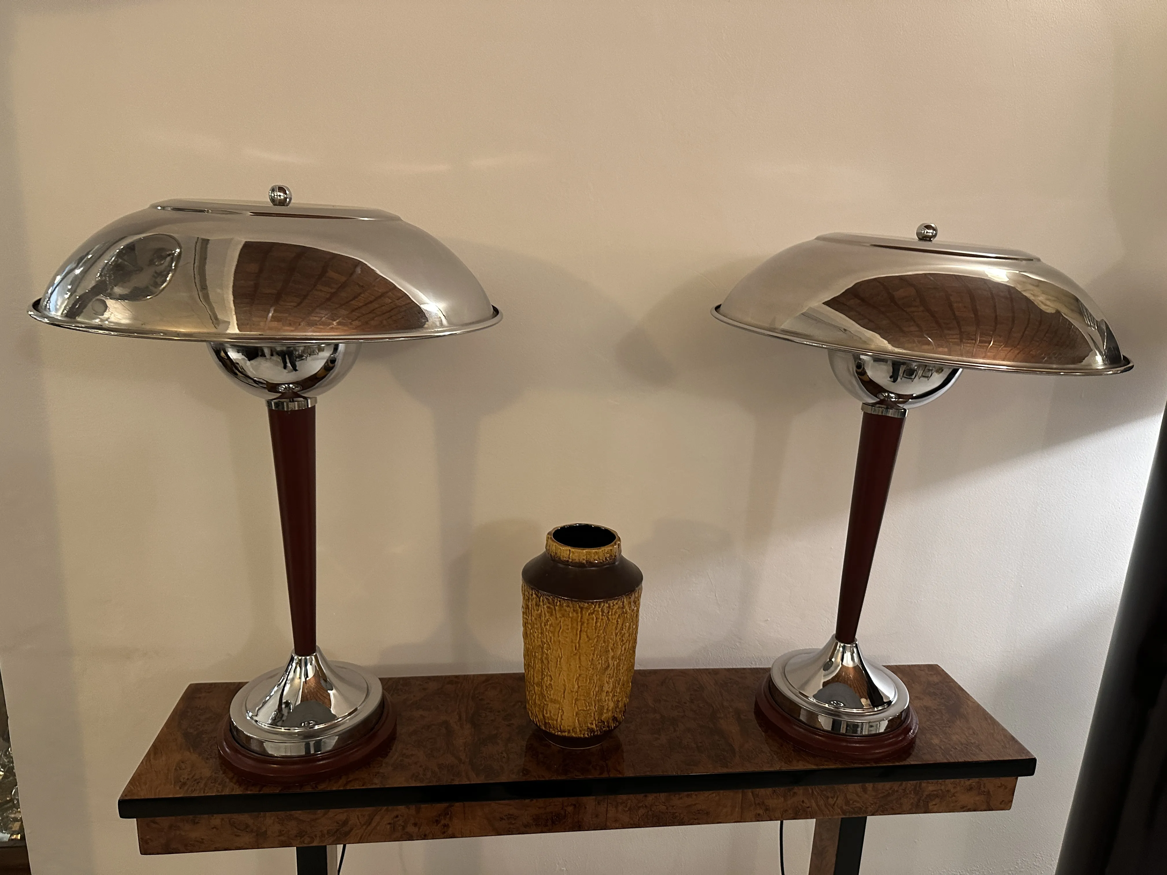 Lámparas antiguas de diseño con base decorativa y jarrón cerámico.