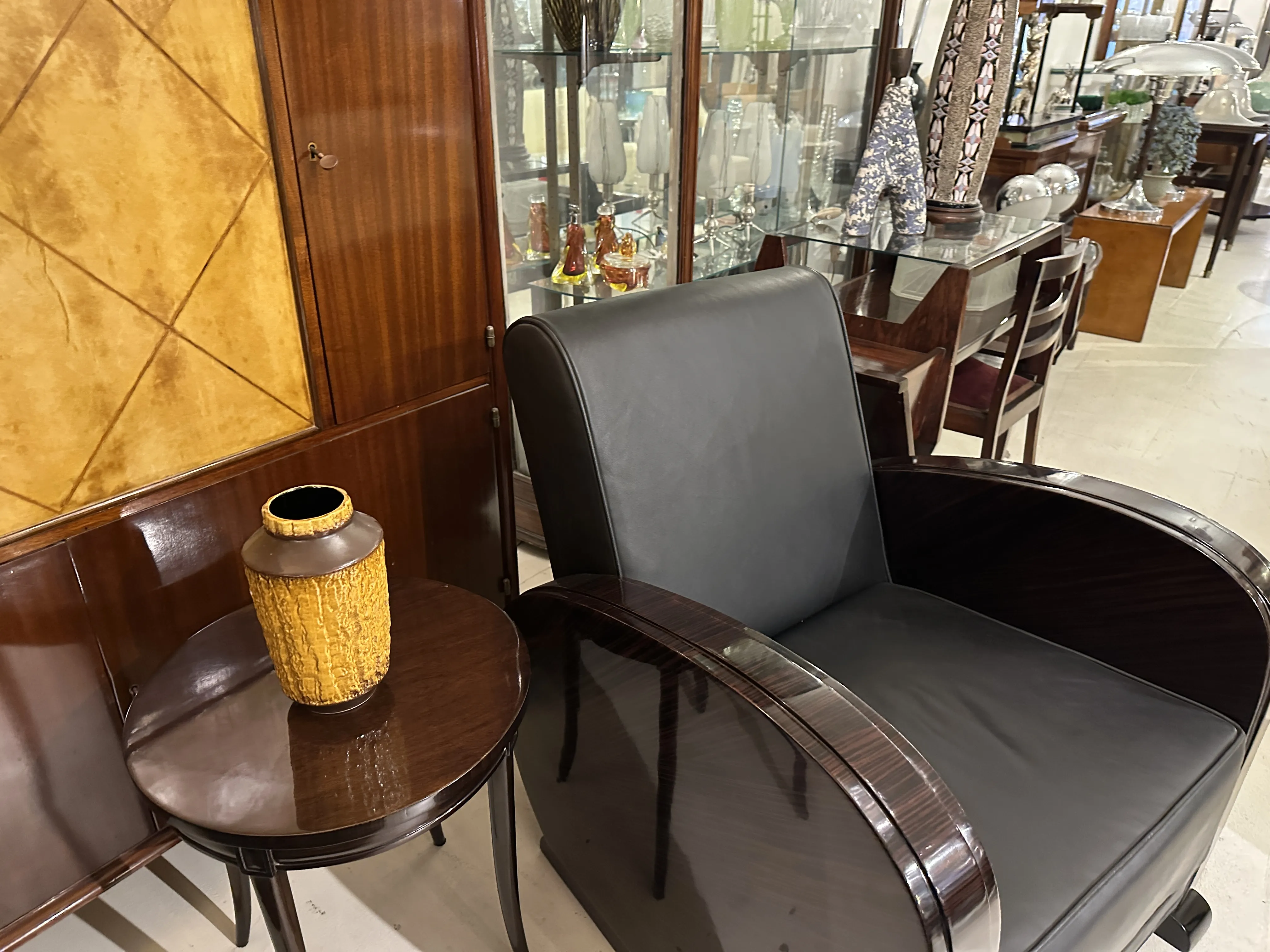 Vaso decorativo antico in ceramica su un tavolo
