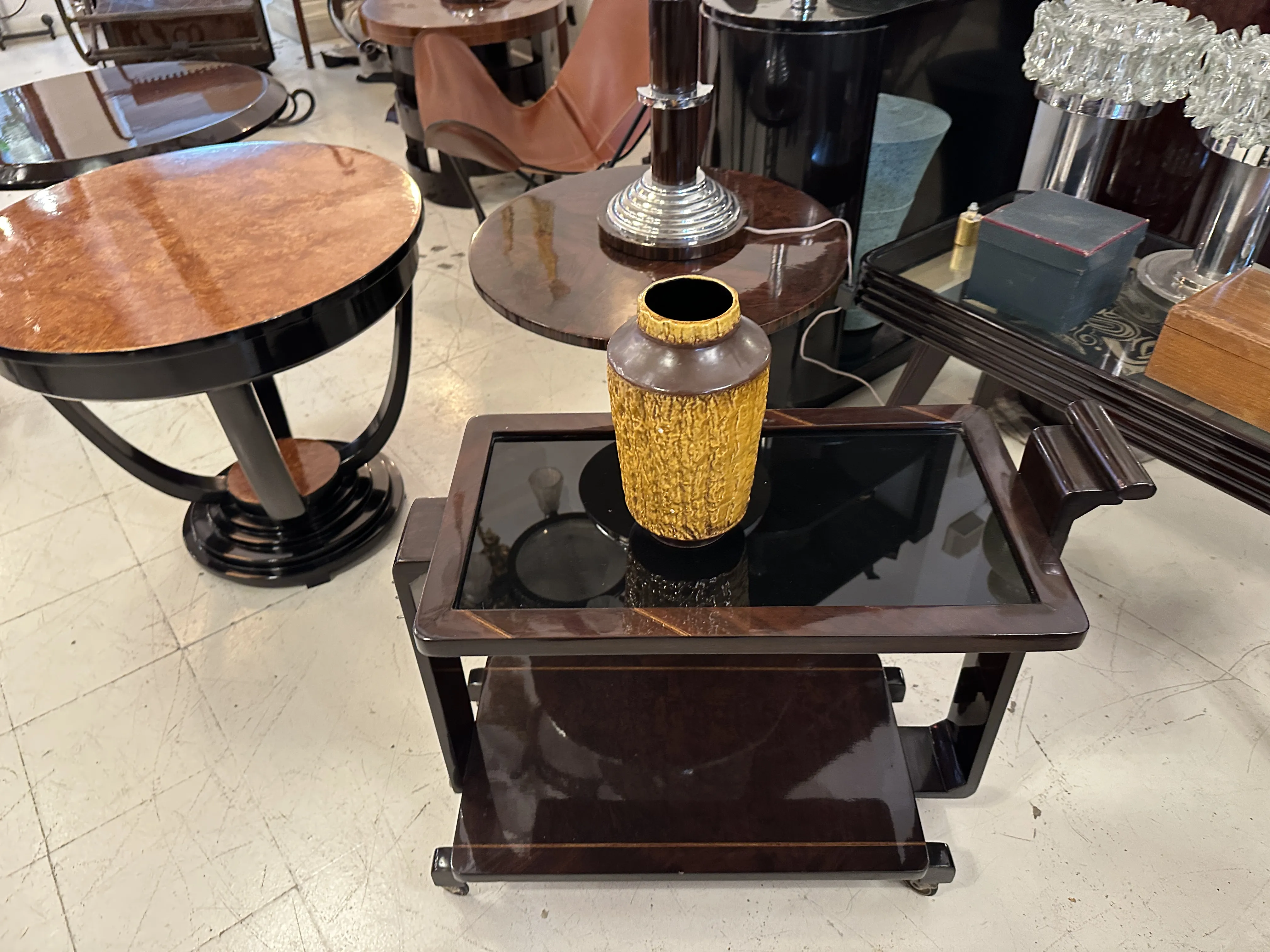 Antike Keramikvase auf einem Tisch. Elegante Atmosphäre mit Vintage-Möbeln.