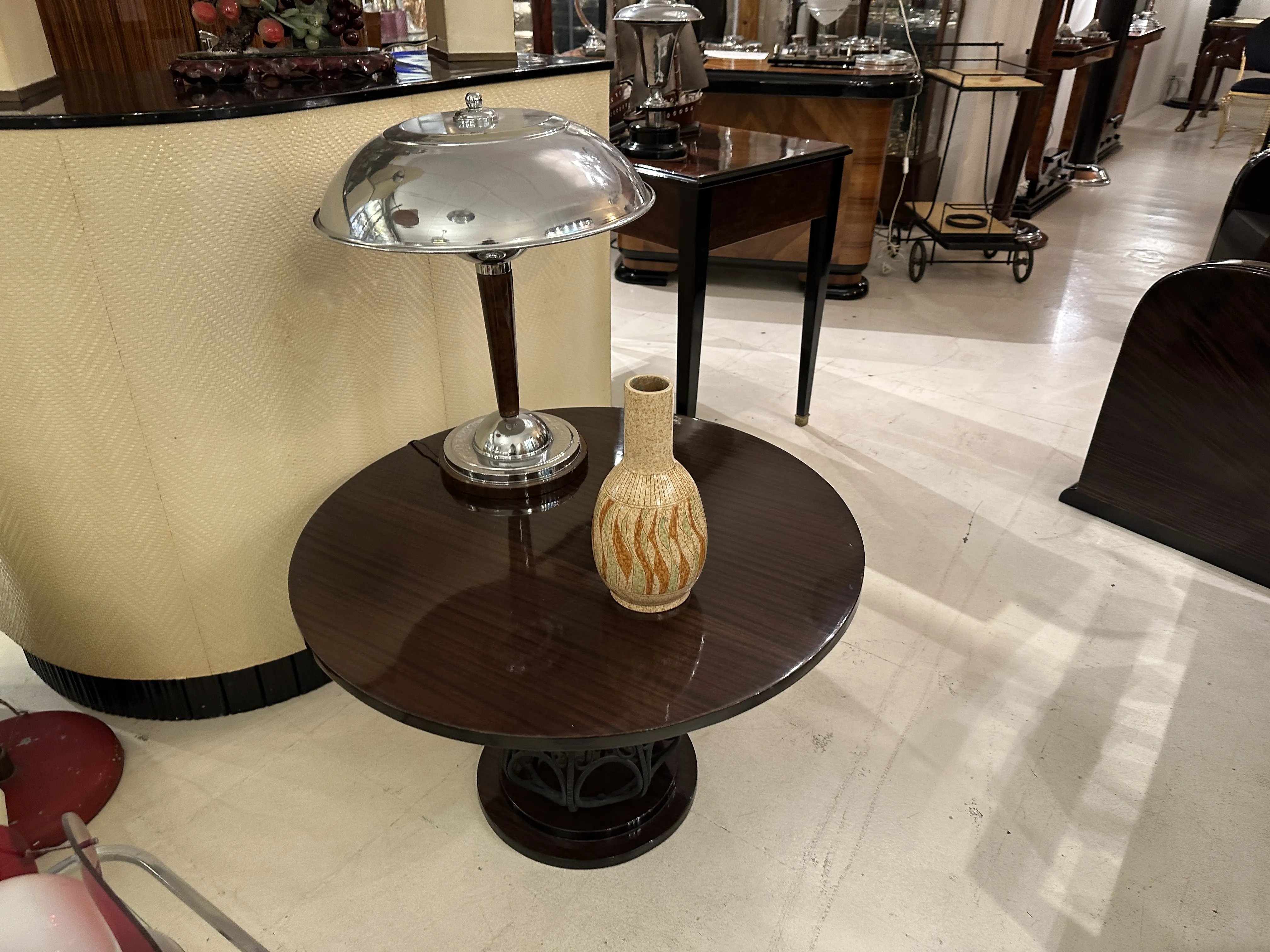 Vase en céramique ancienne avec motif décoratif sur une table