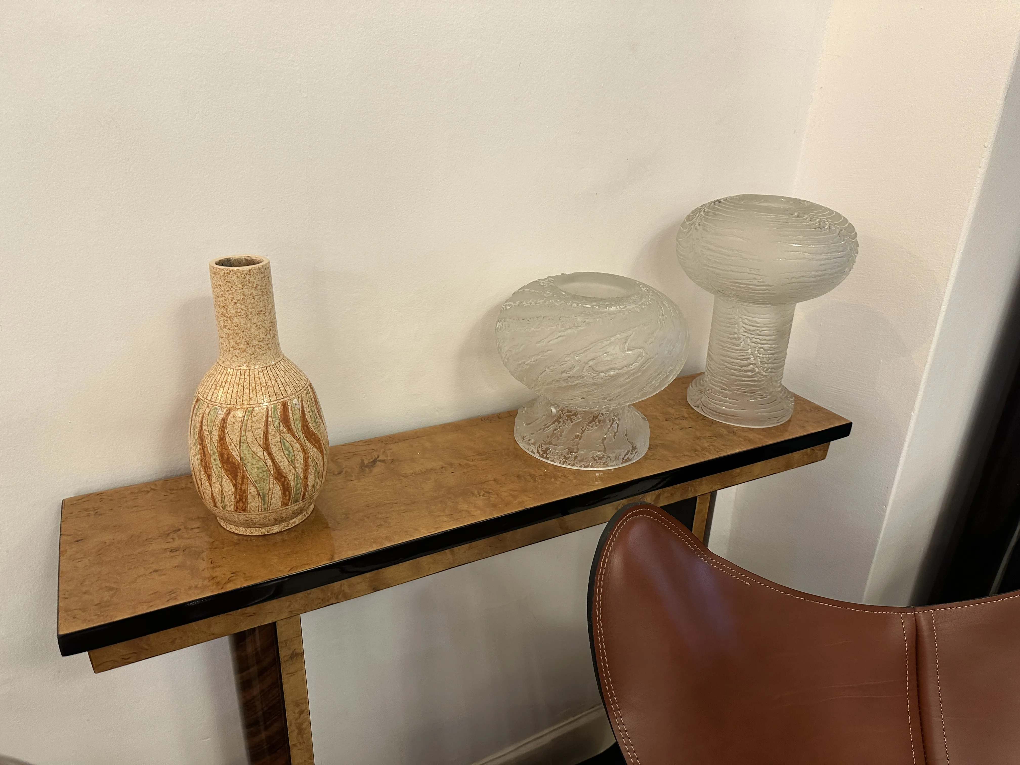 vase ancien en céramique avec motifs décoratifs