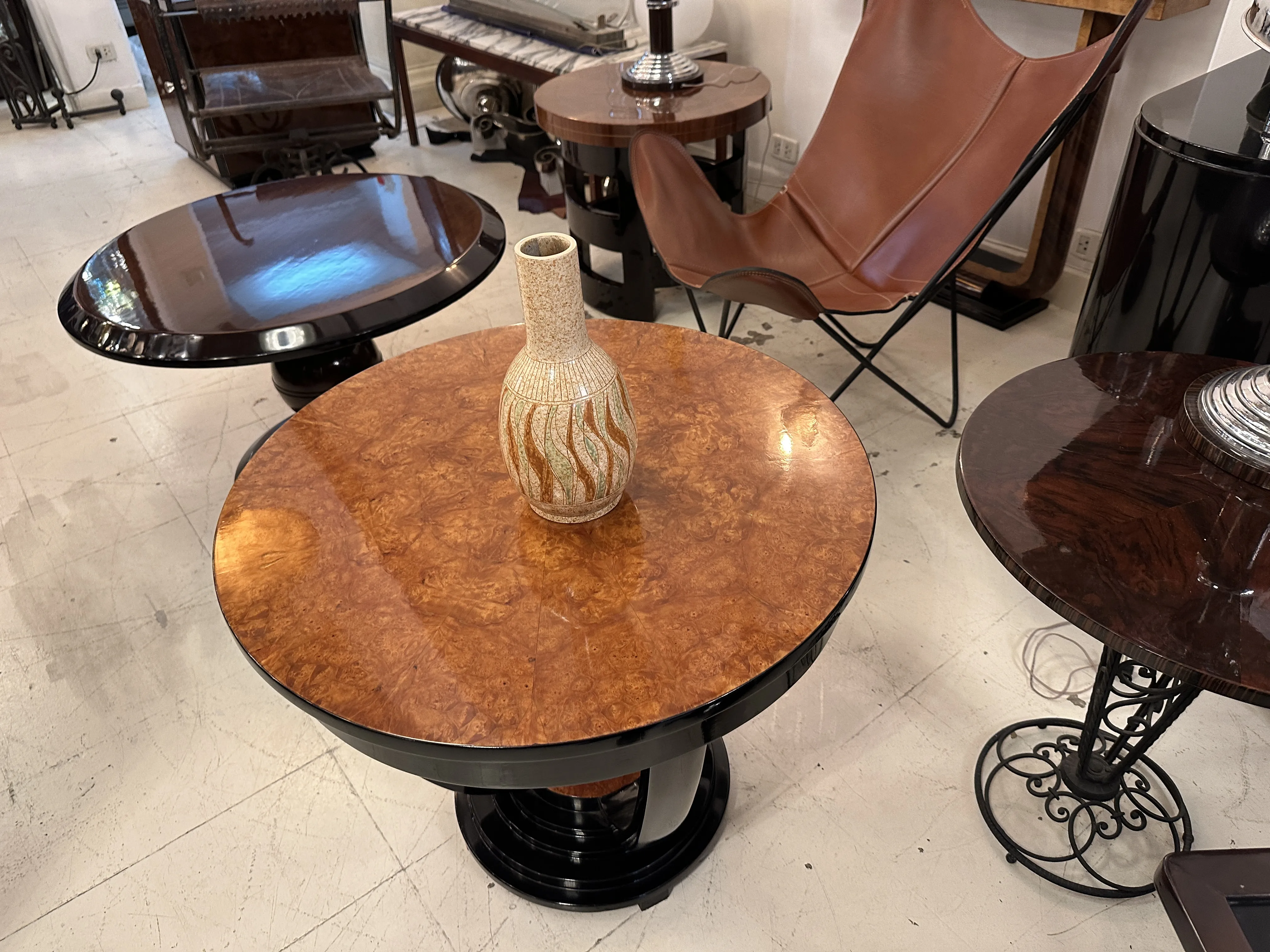 cerâmica antiga decorativa com design em relevo, em um ambiente elegante