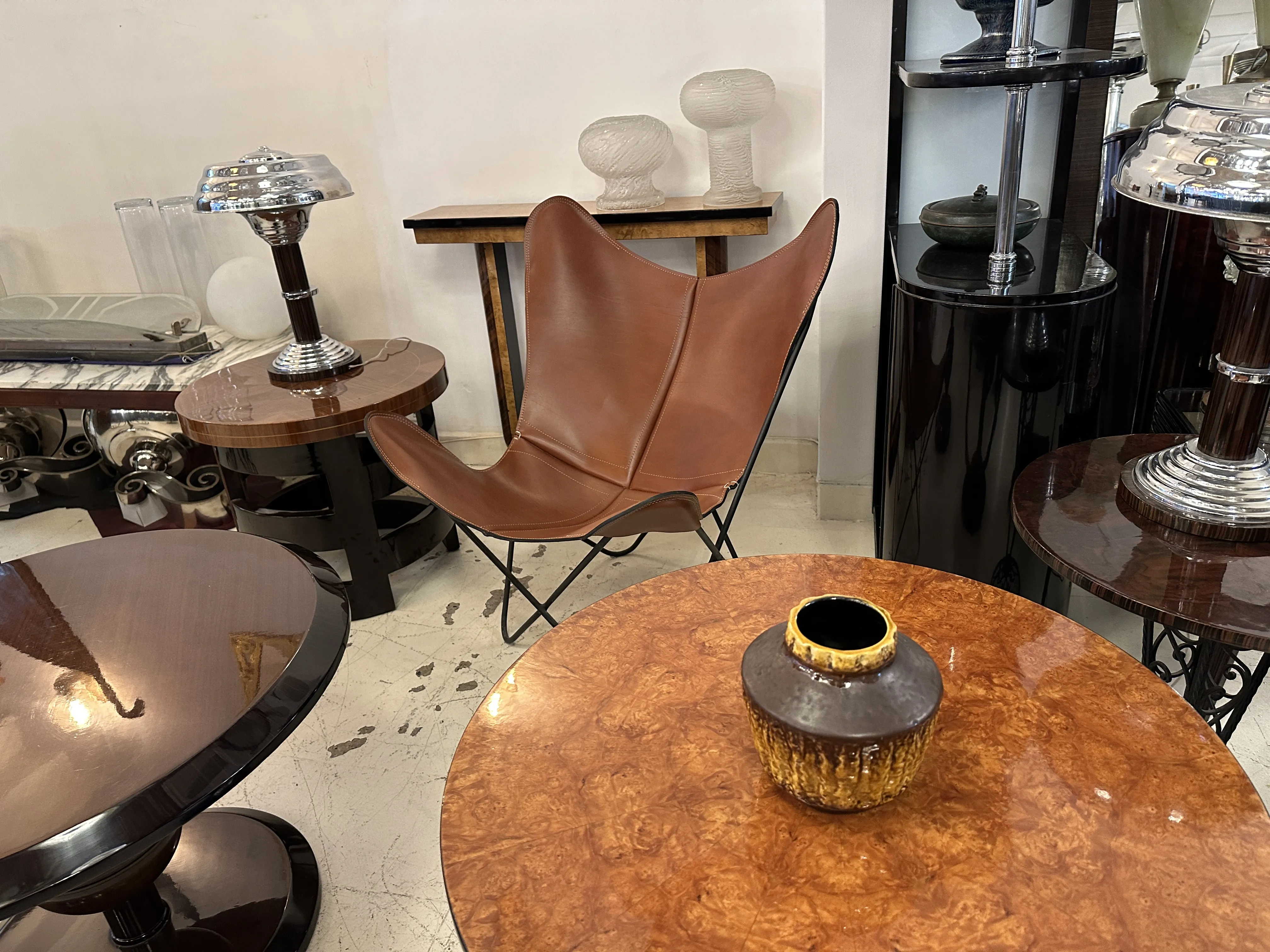 Vaso antigo de cerâmica com forma distinta