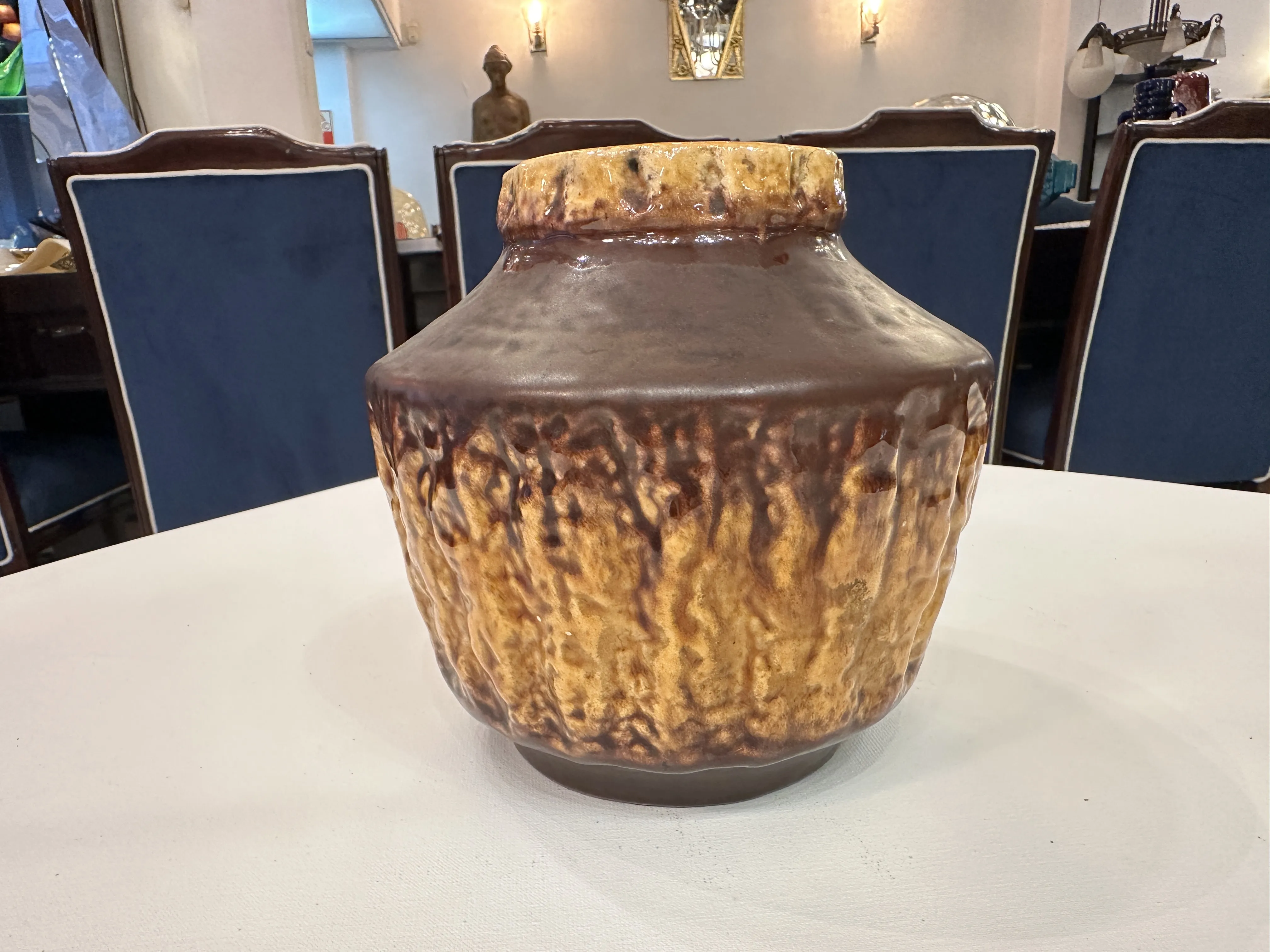 Cerámica antigua con textura marrón y dorada