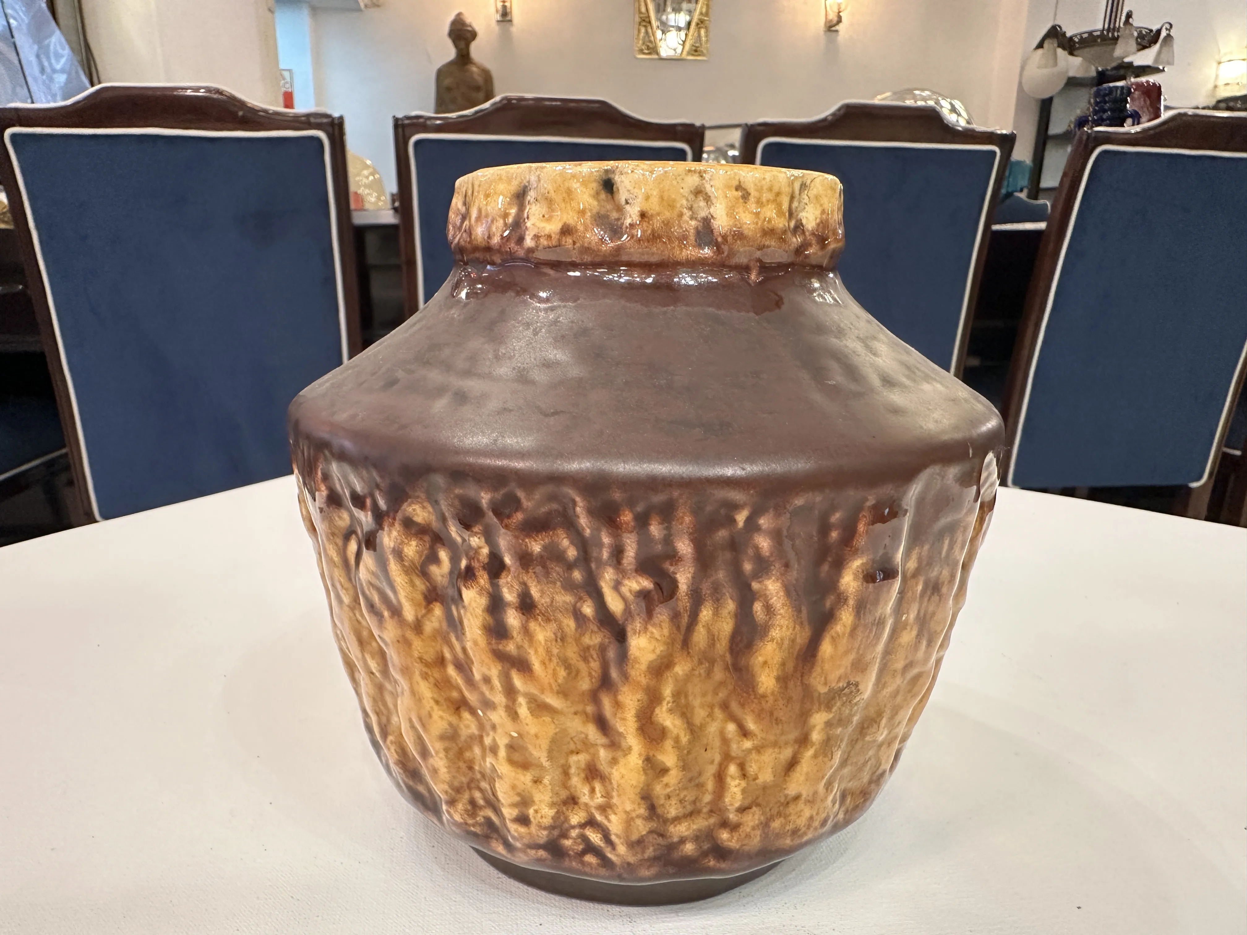 Jarre en céramique de couleurs brune et dorée, pièce ancienne.