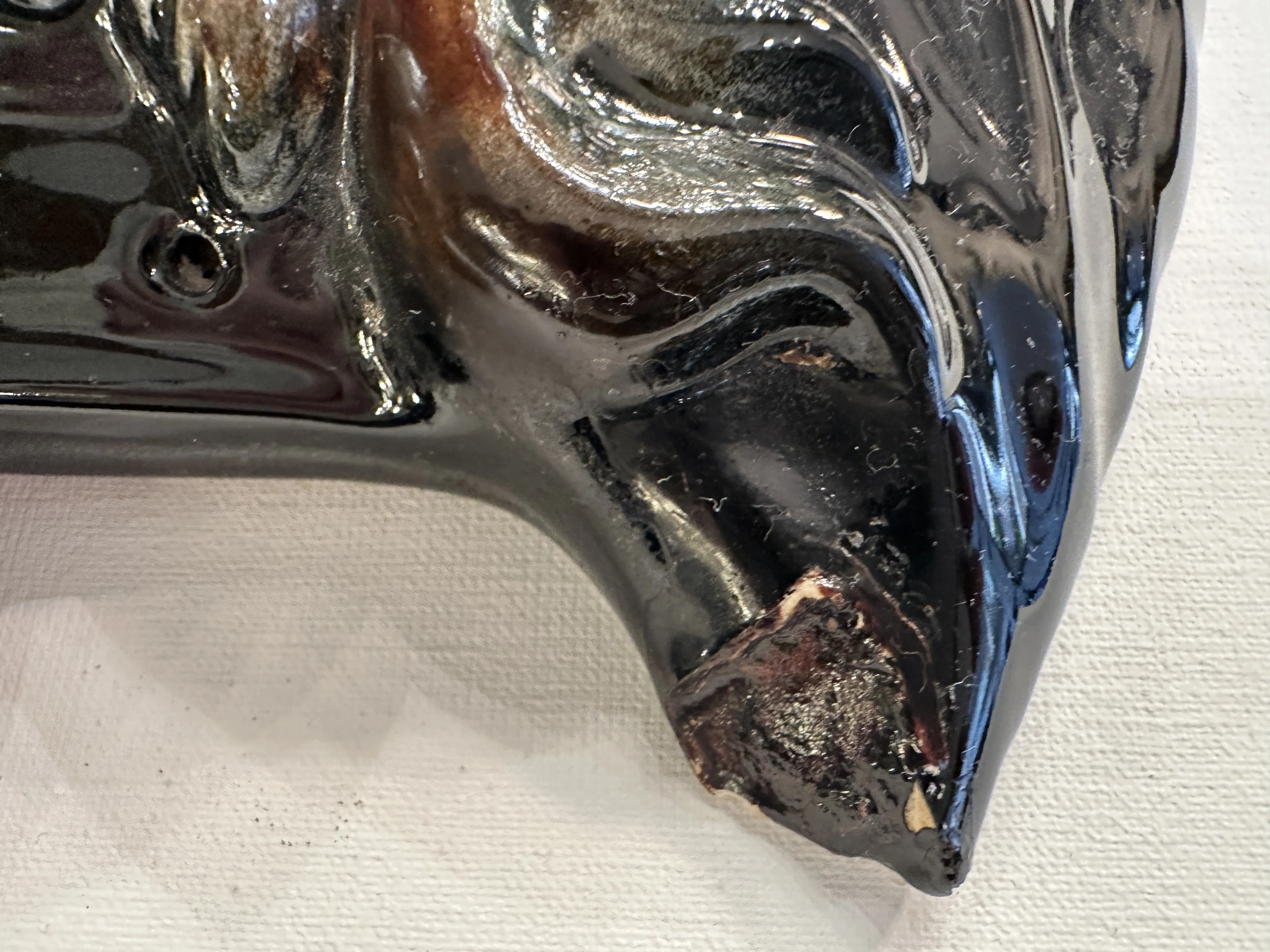 détail d'une céramique ancienne Beswick en couleurs sombres