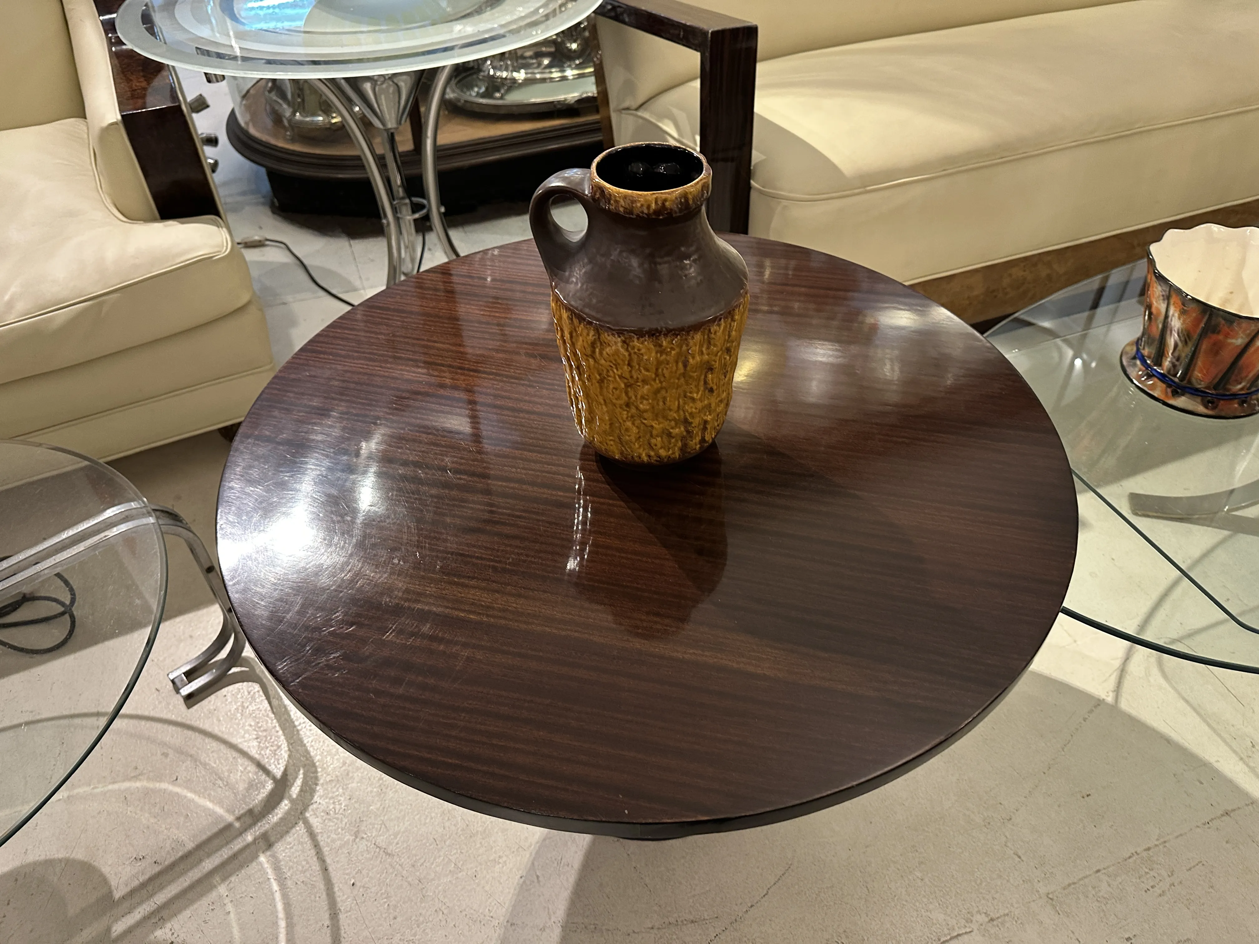 コーヒーテーブルの上にある古い陶器
