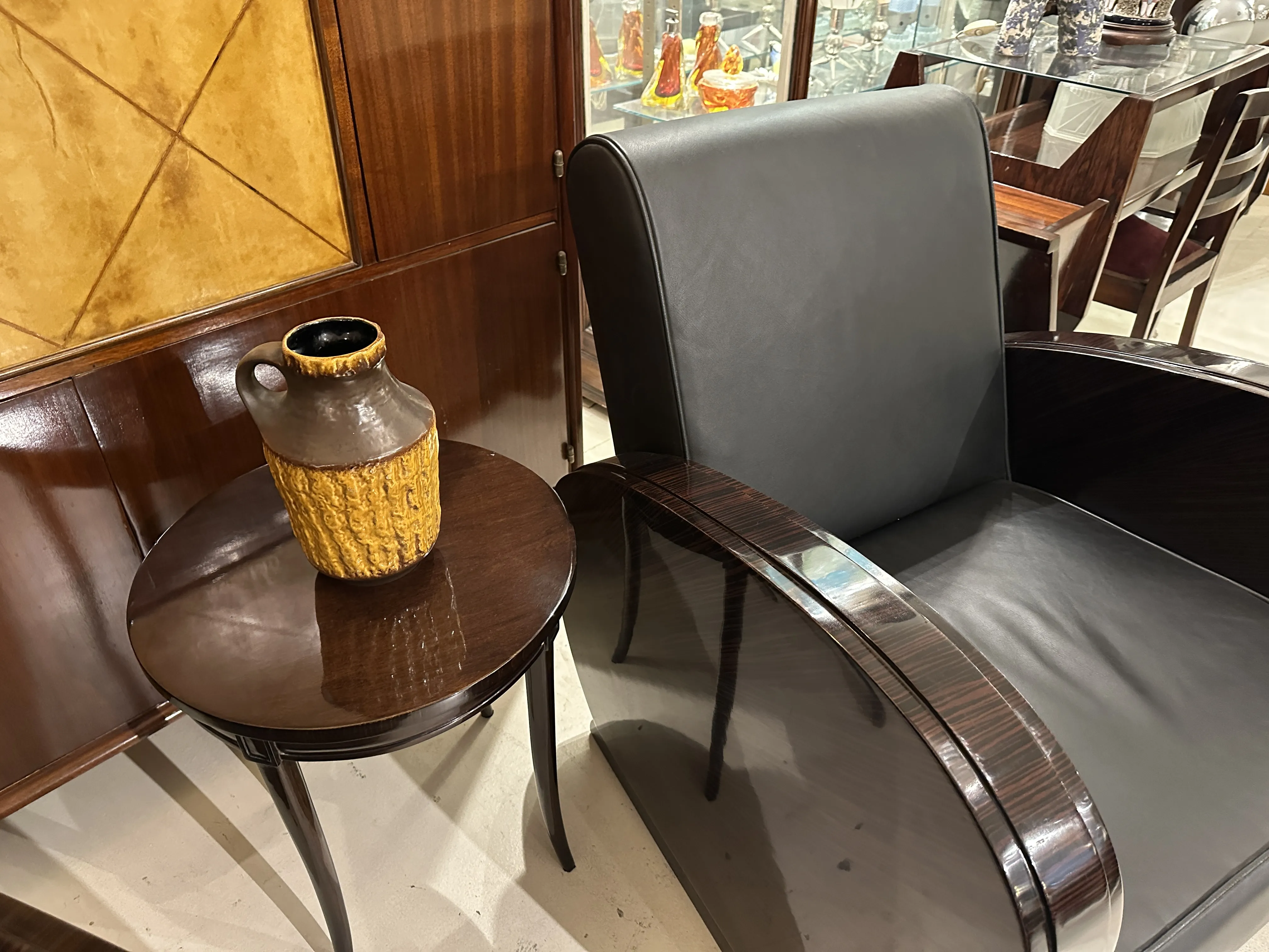प्राचीन सजावटी मिट्टी के पात्र खूबसूरती से प्रदर्शित।