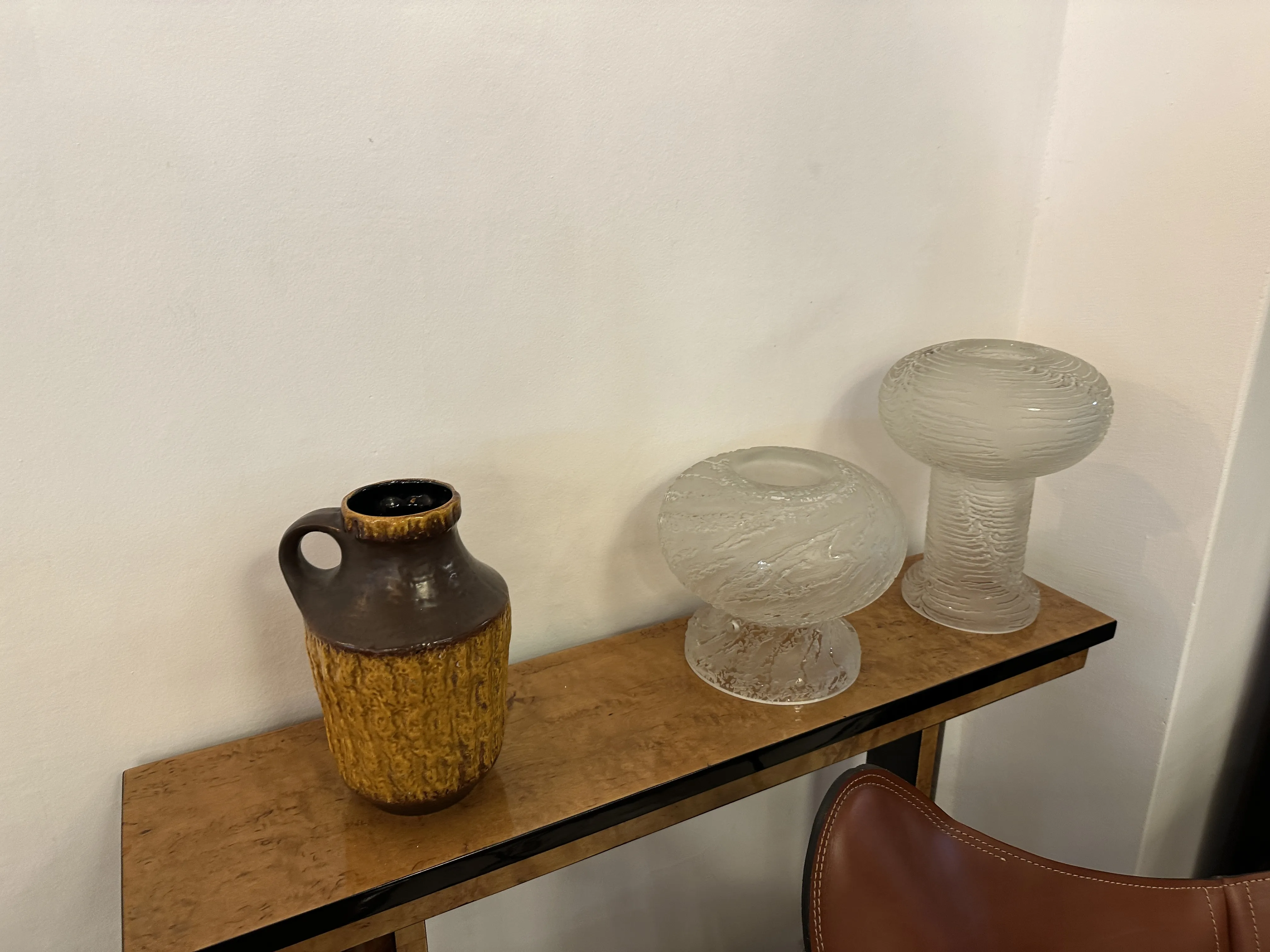 古董装饰陶瓷放在桌子上，旁边有其他物品。