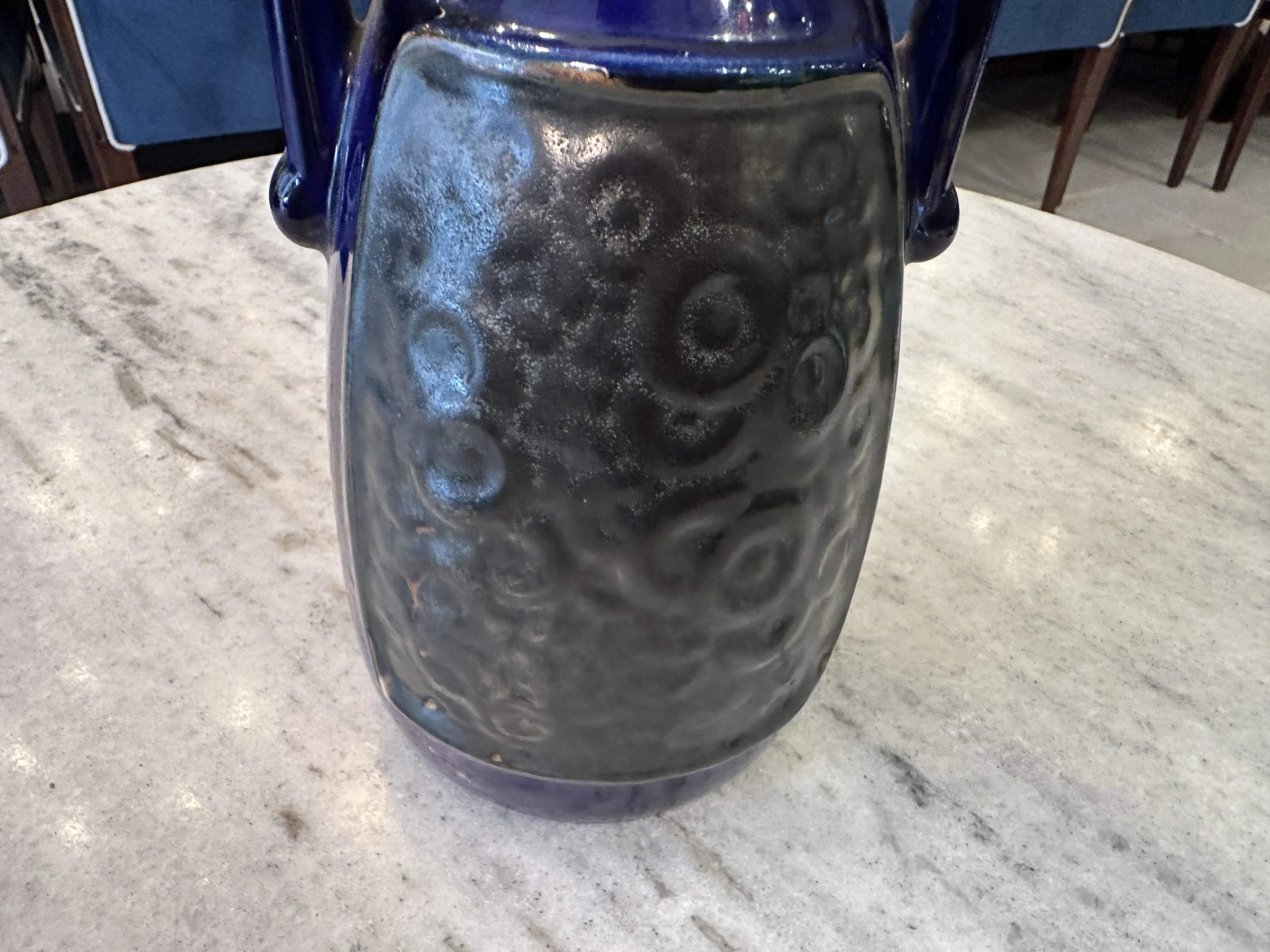 青と黒のディテールがある古い陶器の壺。
