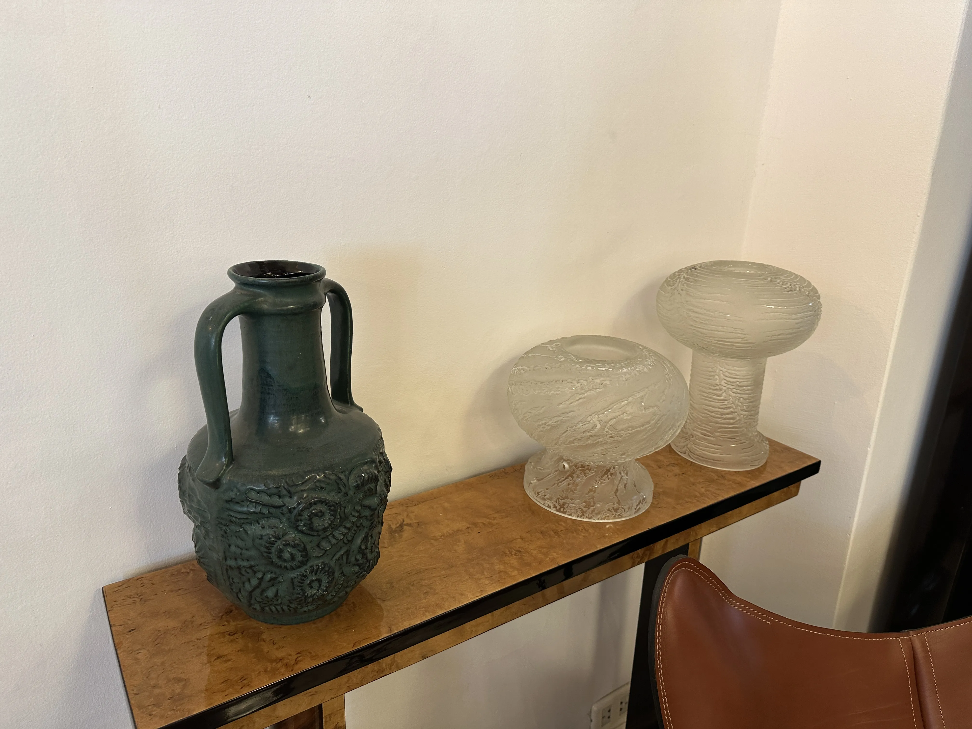 Antica brocca in ceramica decorata su un tavolo