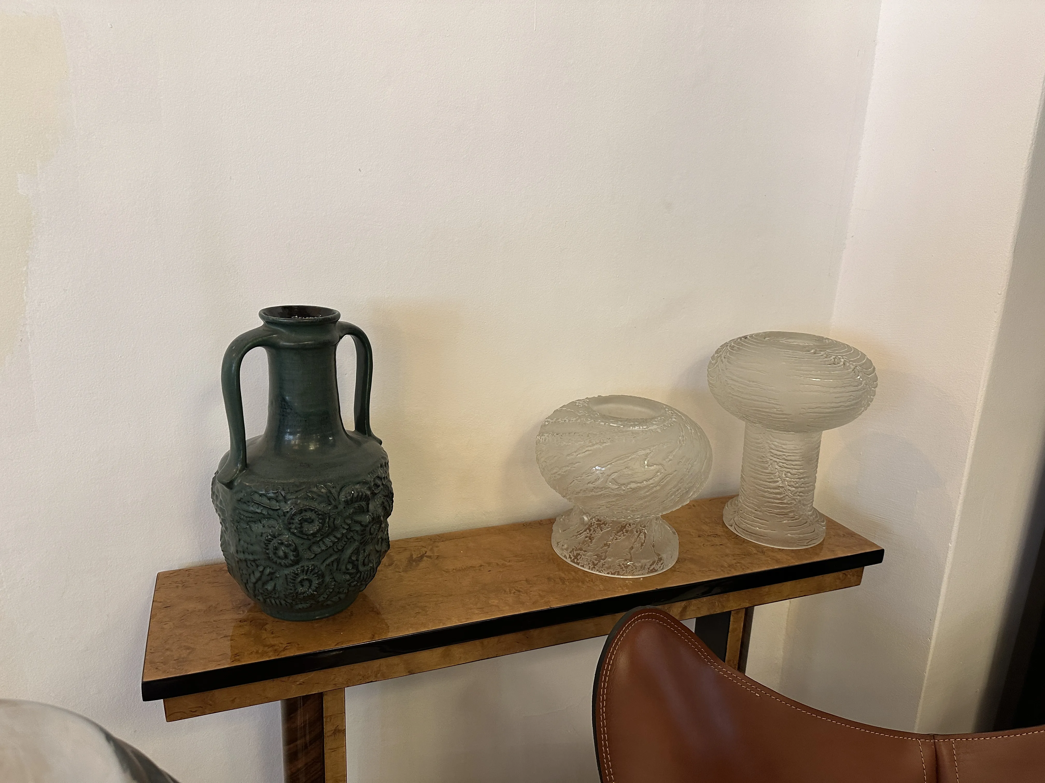 Vaso antico in ceramica decorativa con design intagliato, su un tavolo