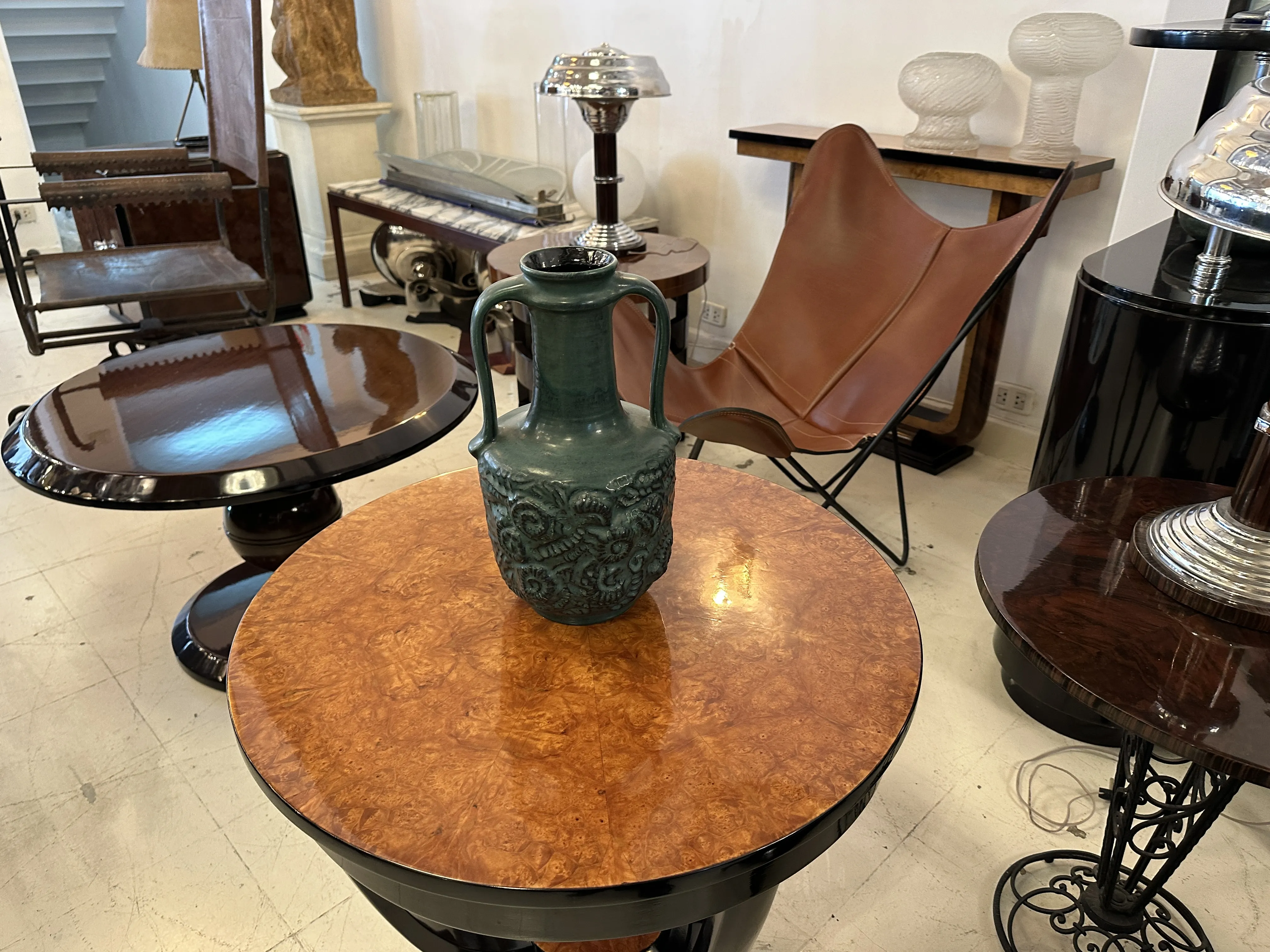 vase antigo de cerâmica com detalhes decorativos e fundo neutro