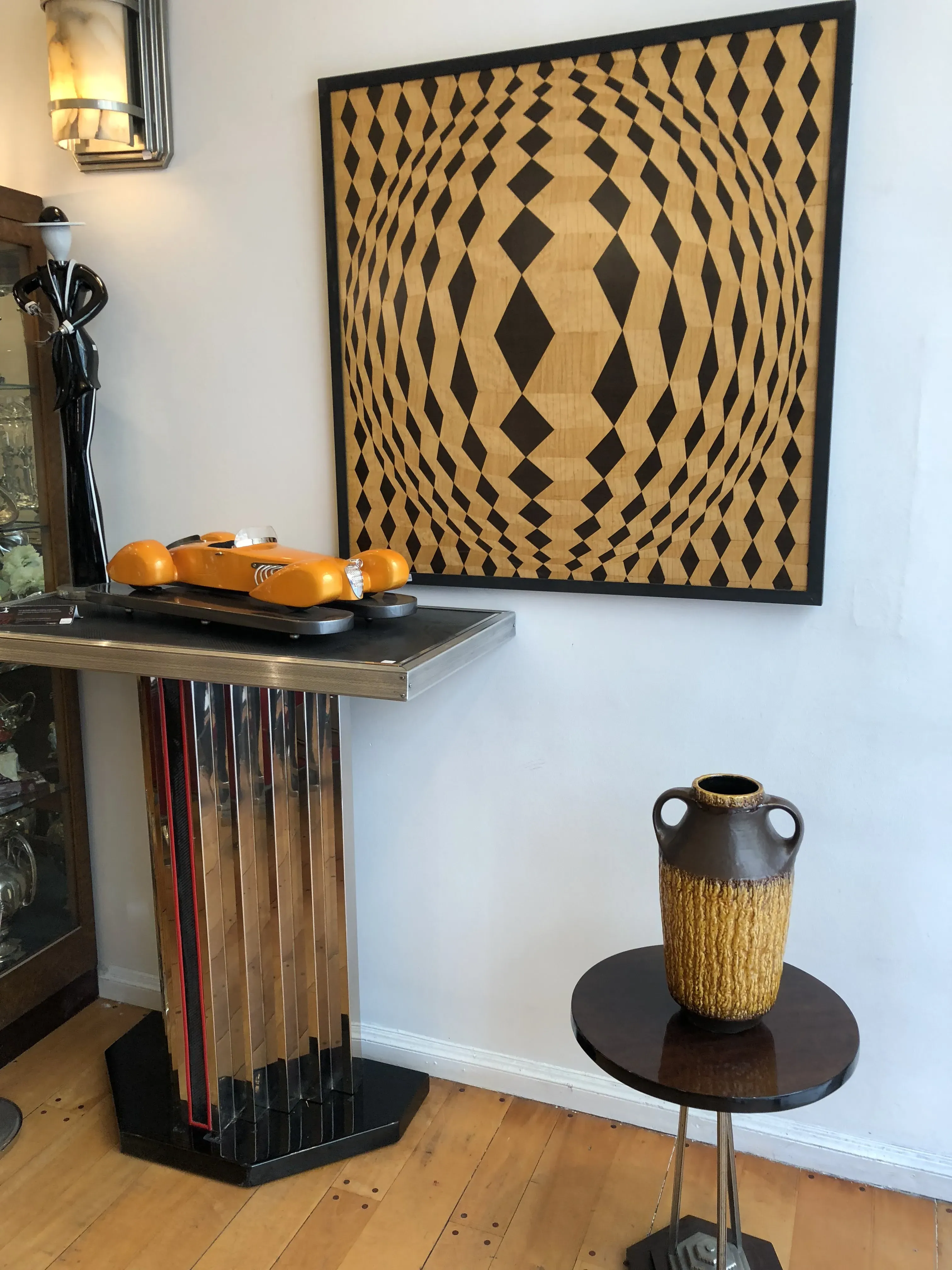 Antigüedad cerámica con diseño decorativo y forma única.
