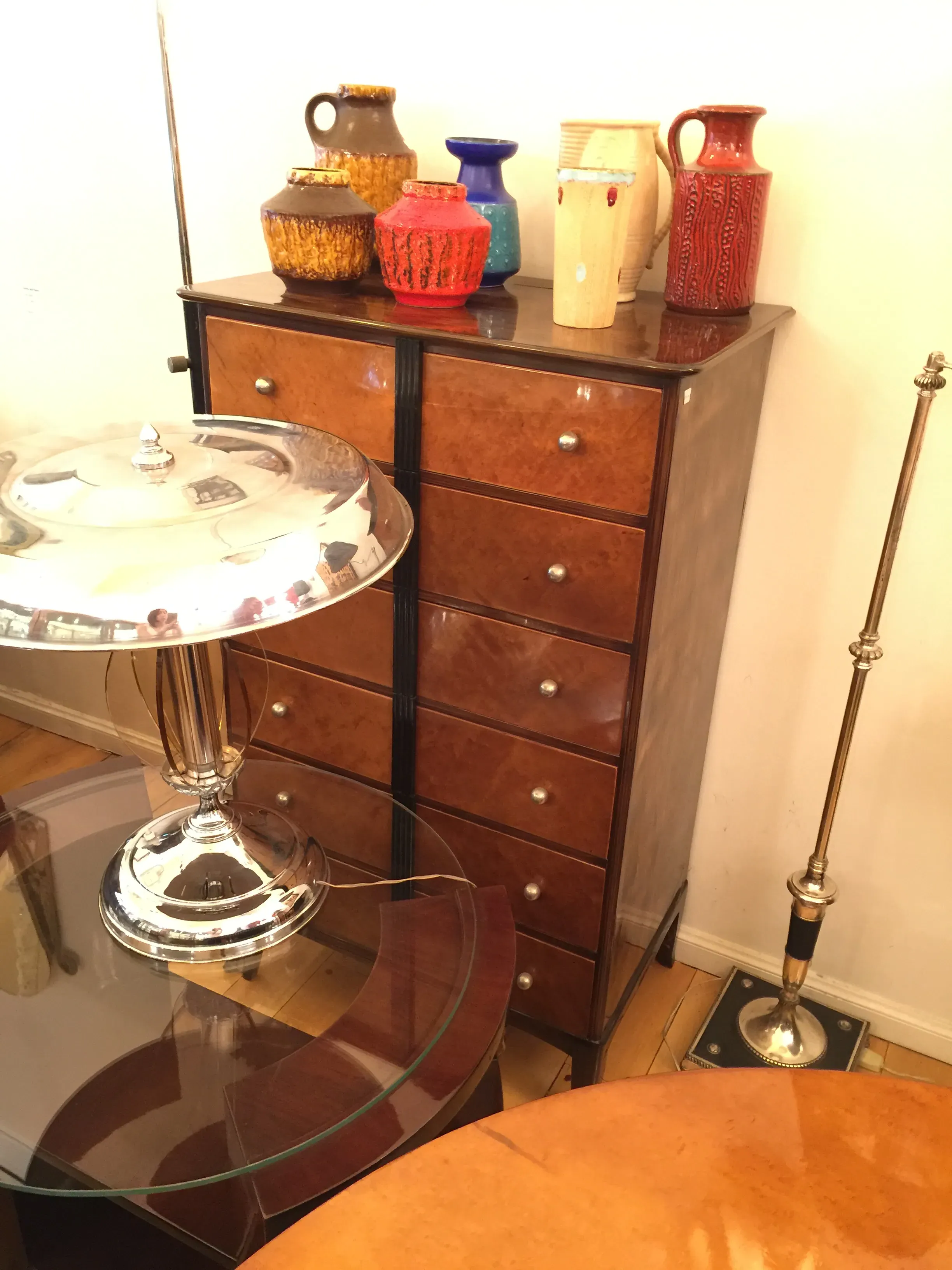 विभिन्न रंगों में प्राचीन सजावटी कुम्हार फURNITURE पर।