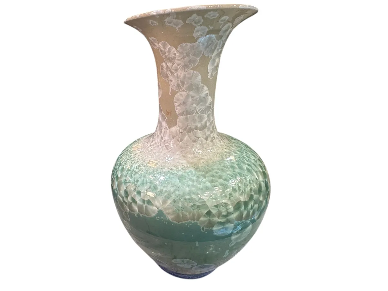 Jarrón antiguo de cerámica artesanal con diseño elegante.