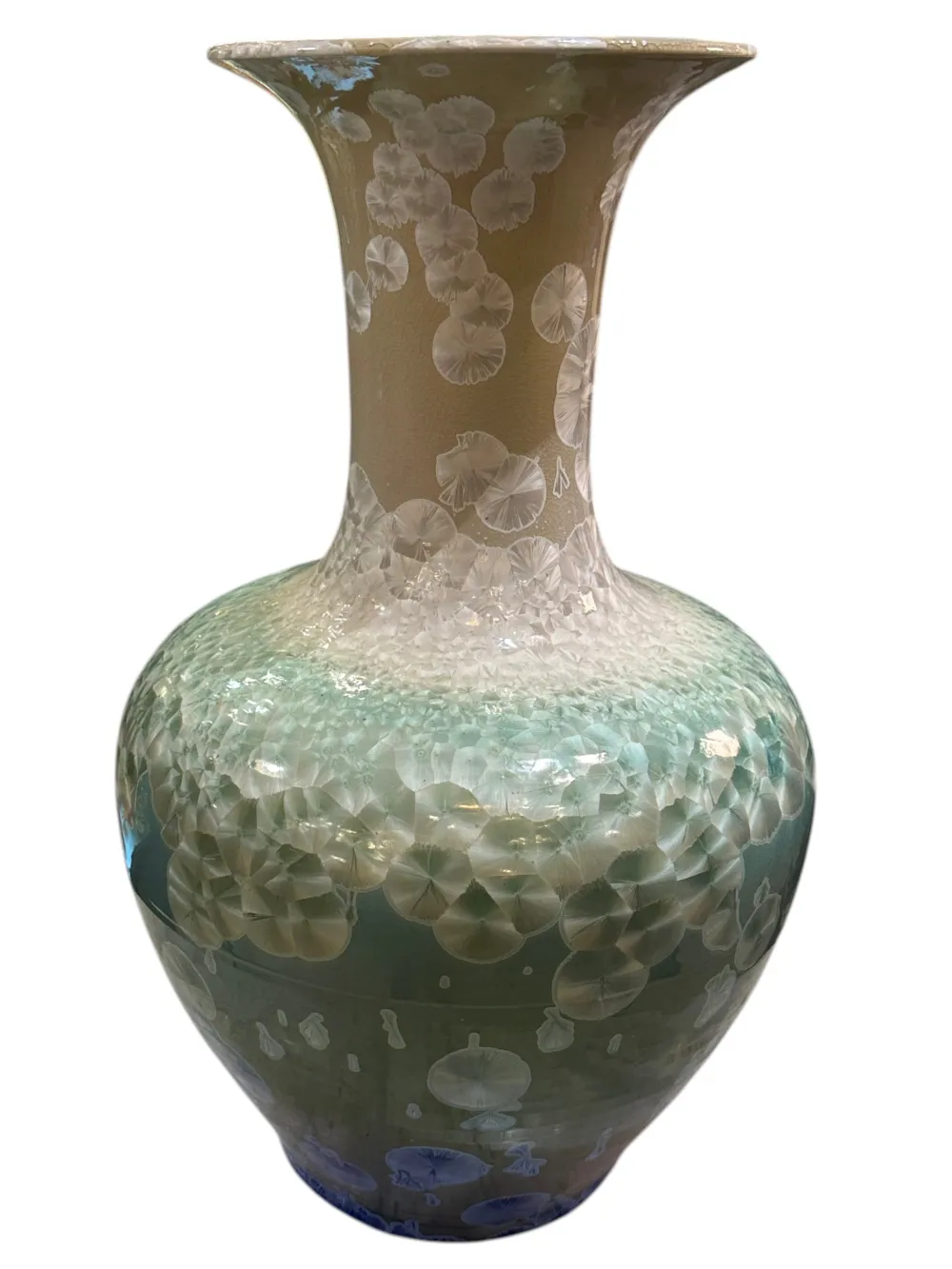Vaso antigo de cerâmica artesanal com design elegante.