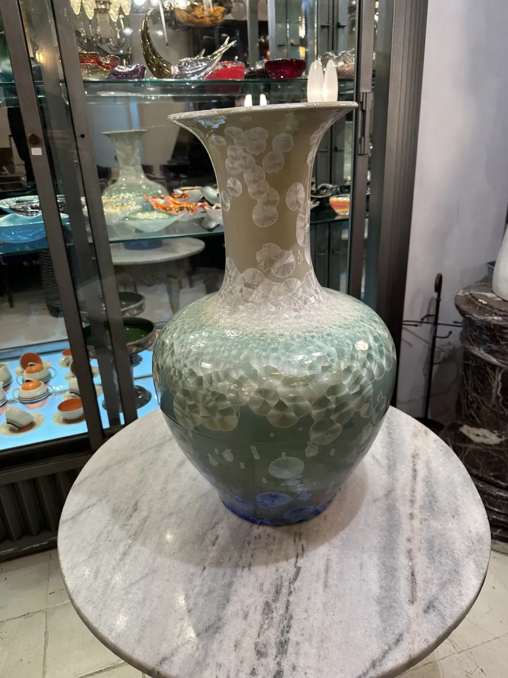 Jarrón antiguo de cerámica artesanal con diseño elegante.