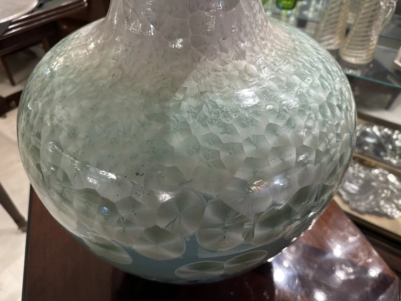 Jarrón antiguo de cerámica artesanal con diseño elegante.