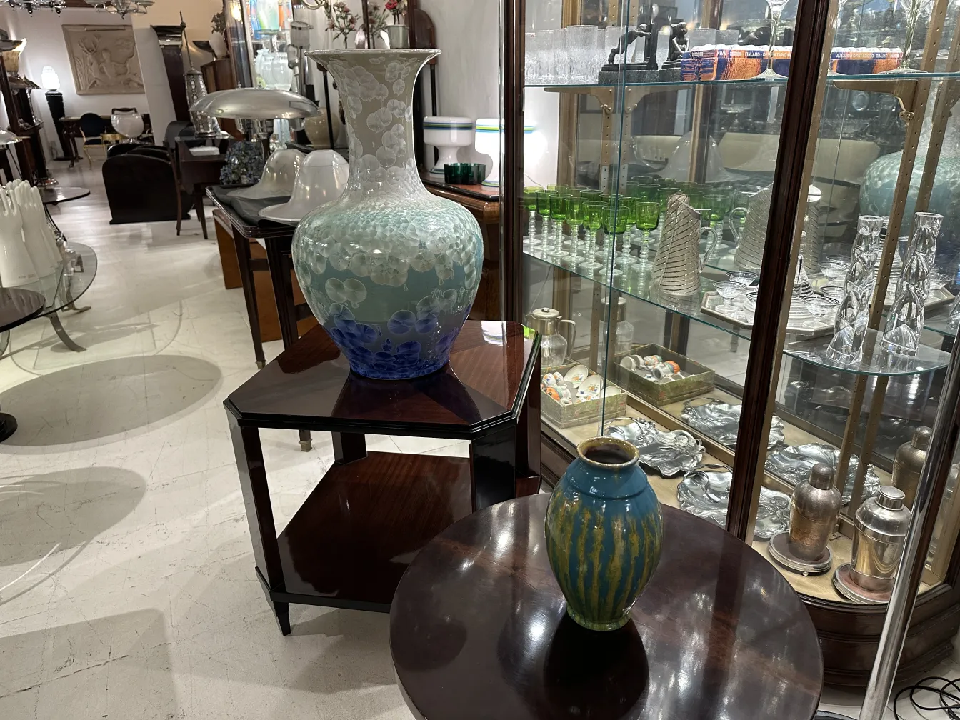 Jarrón antiguo de cerámica artesanal con diseño elegante.