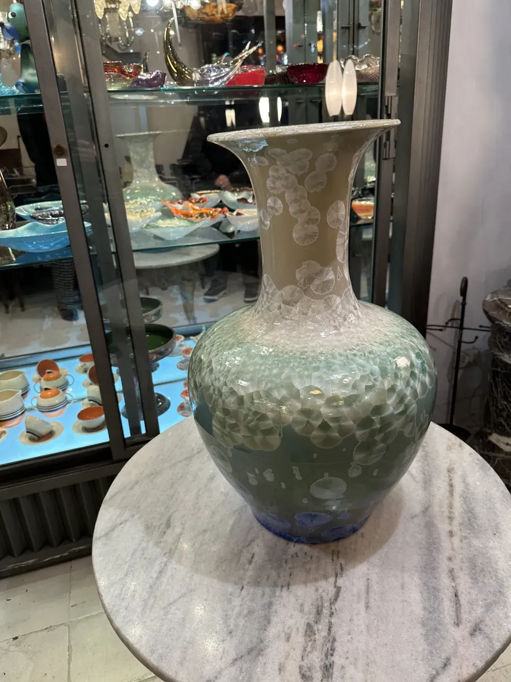 Jarrón antiguo de cerámica artesanal con diseño elegante.