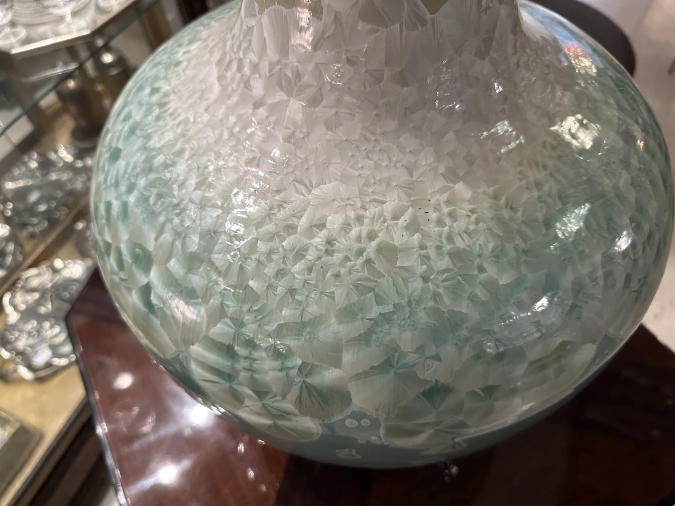 Jarrón antiguo de cerámica artesanal con diseño elegante.