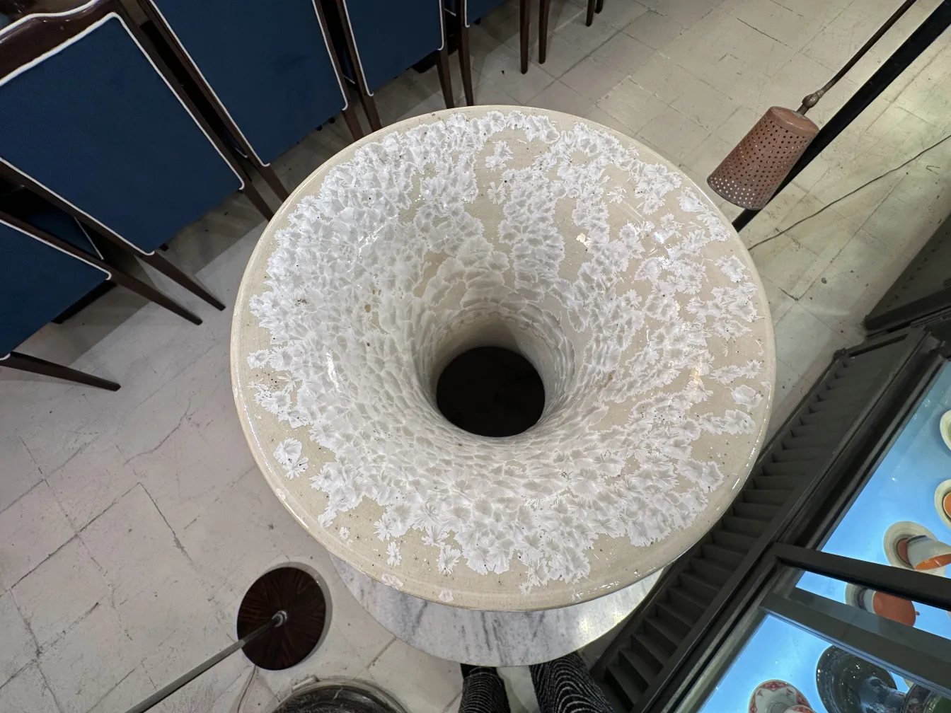 Vaso antigo de cerâmica artesanal com design elegante.