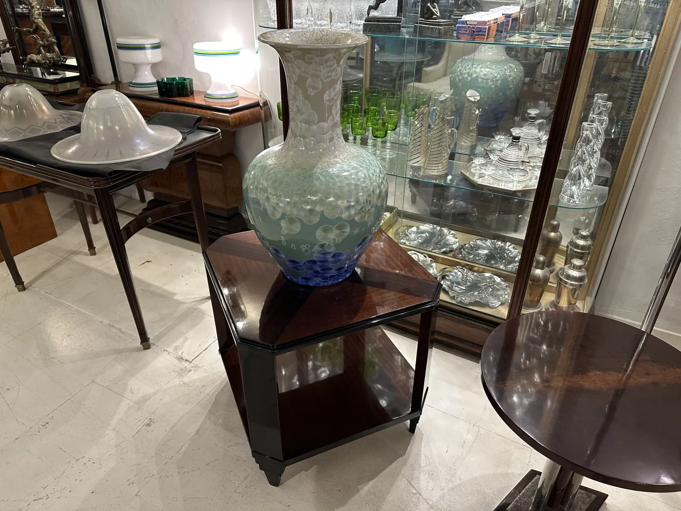 Jarrón antiguo de cerámica artesanal con diseño elegante.