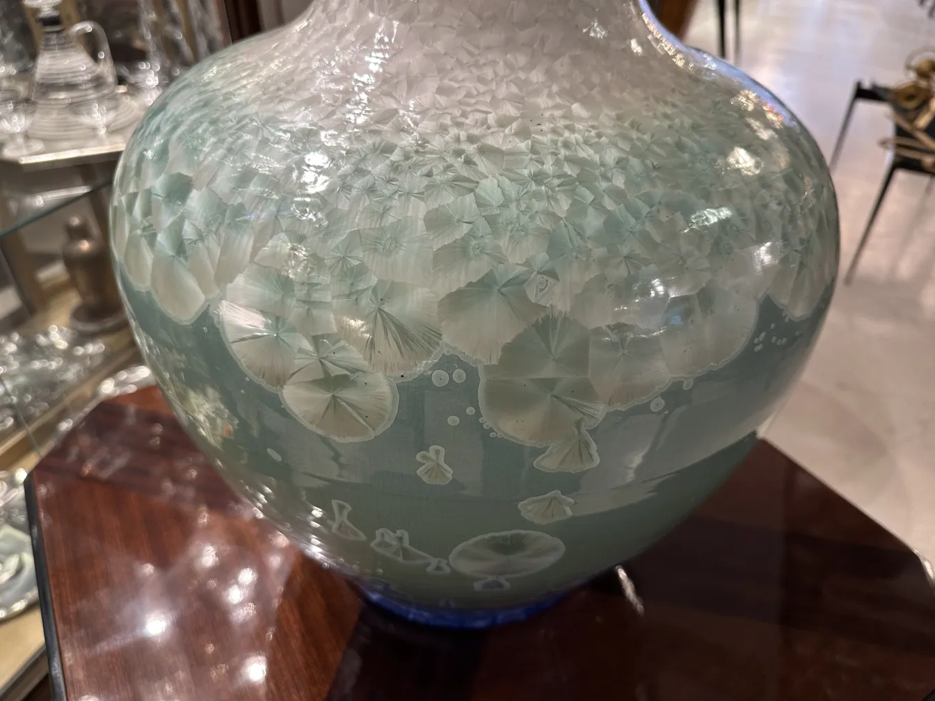 Vaso antigo de cerâmica artesanal com design elegante.