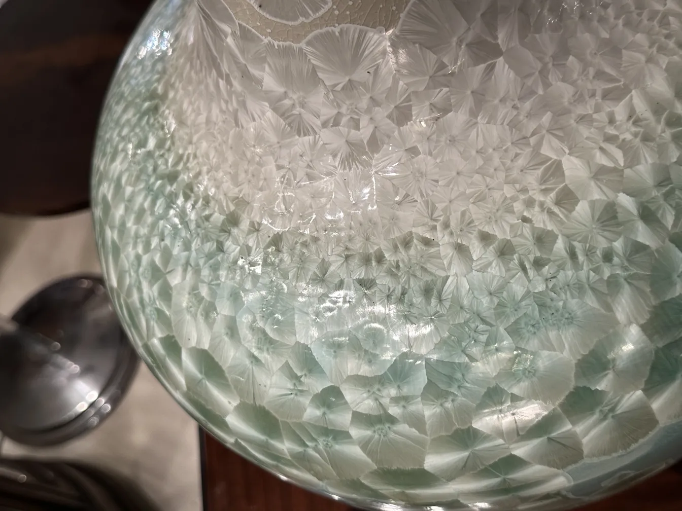 Vaso antigo de cerâmica artesanal com design elegante.